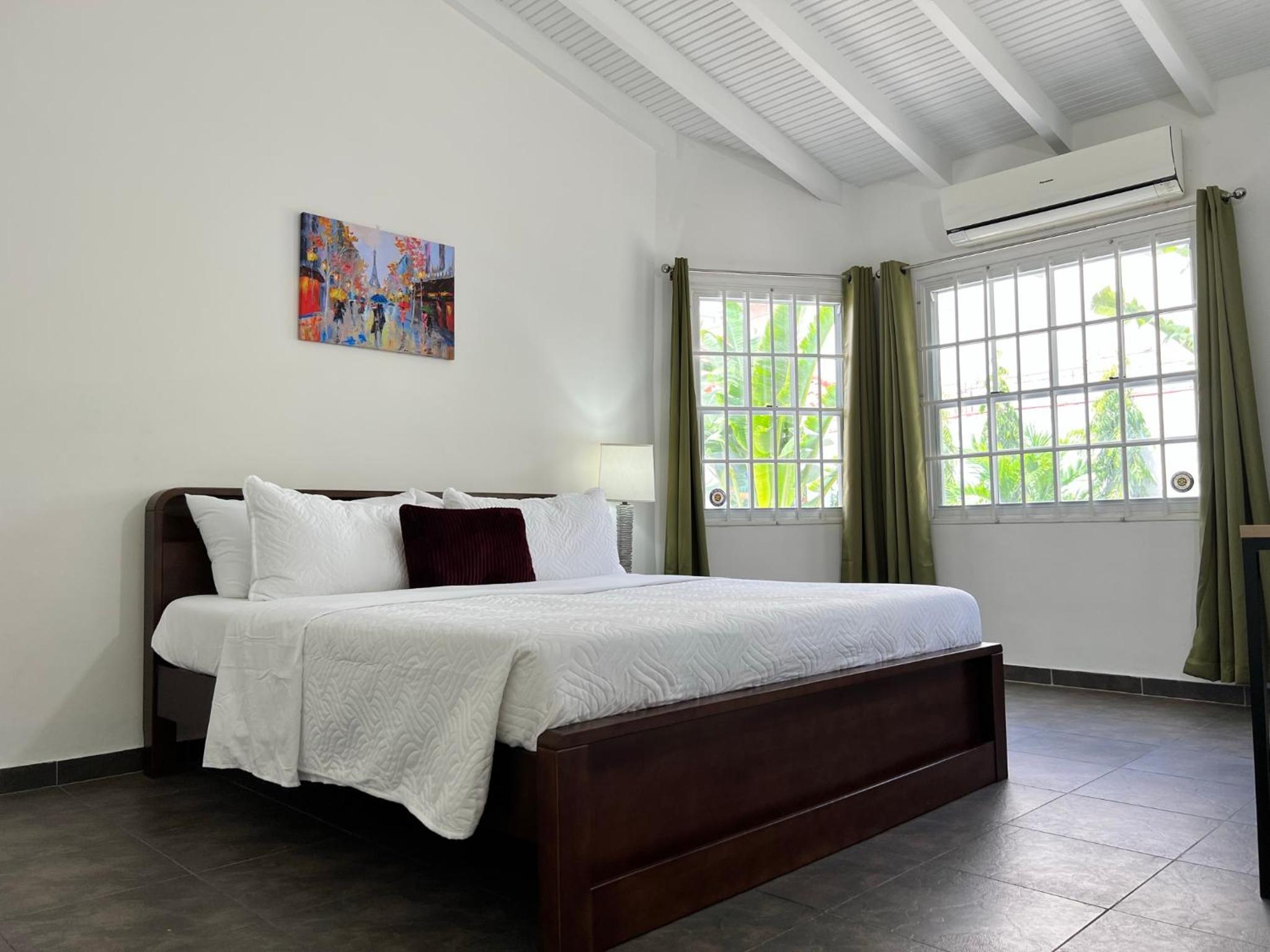 Luxury Villa with Private Pool near Mambo and Cabana beach