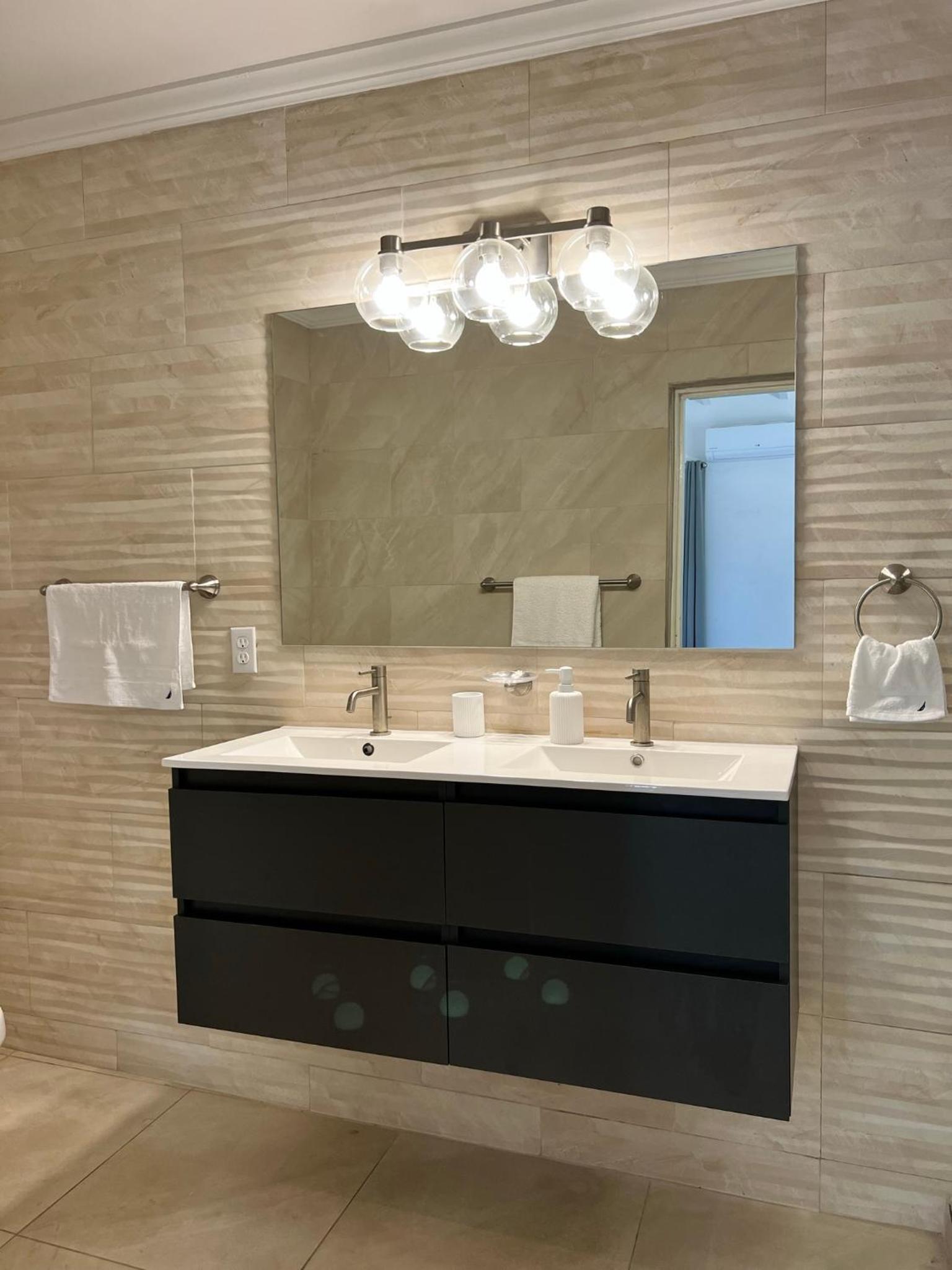 Luxury Villa with Private Pool near Mambo and Cabana beach