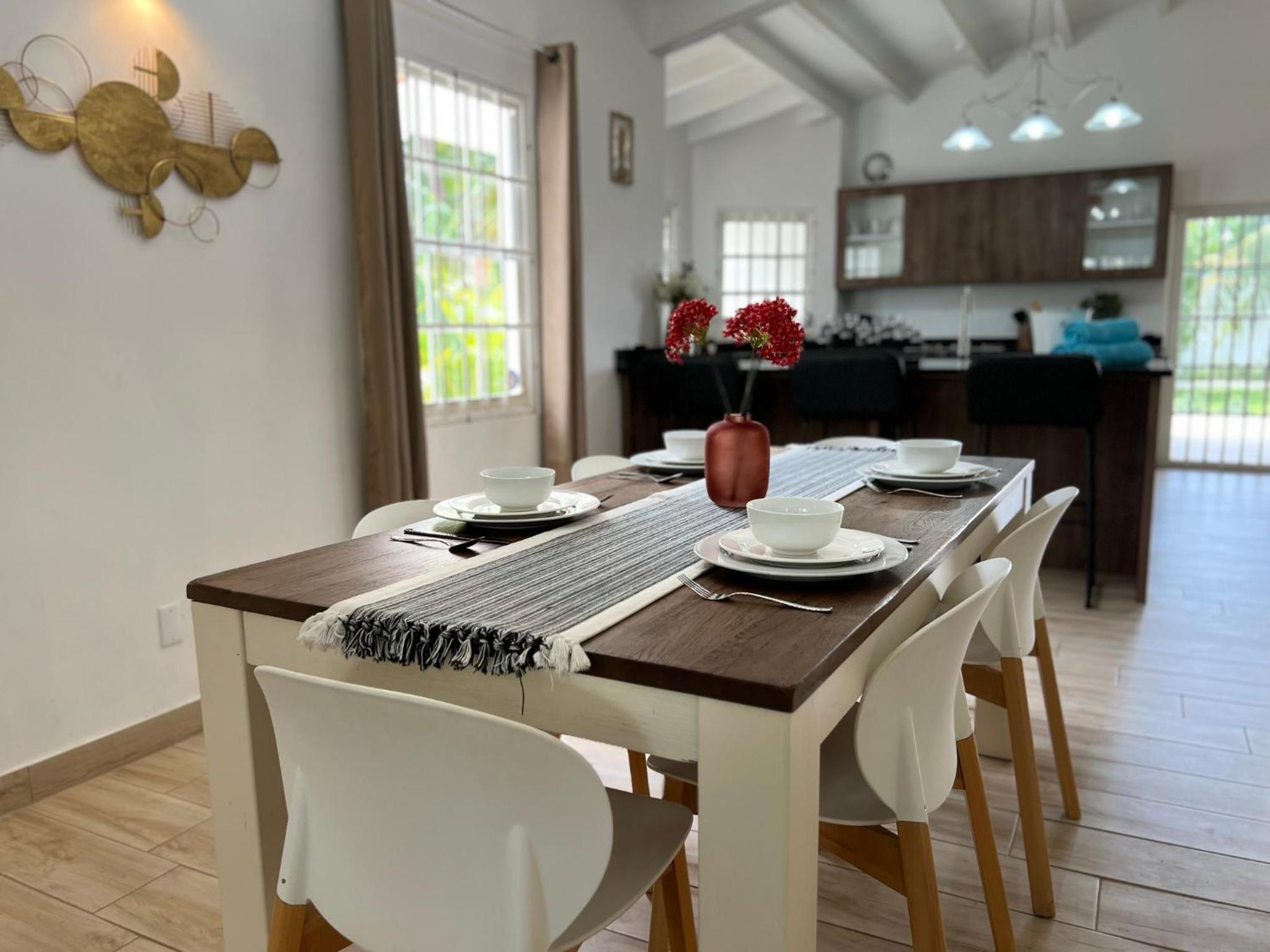 Luxury Villa with Private Pool near Mambo and Cabana beach