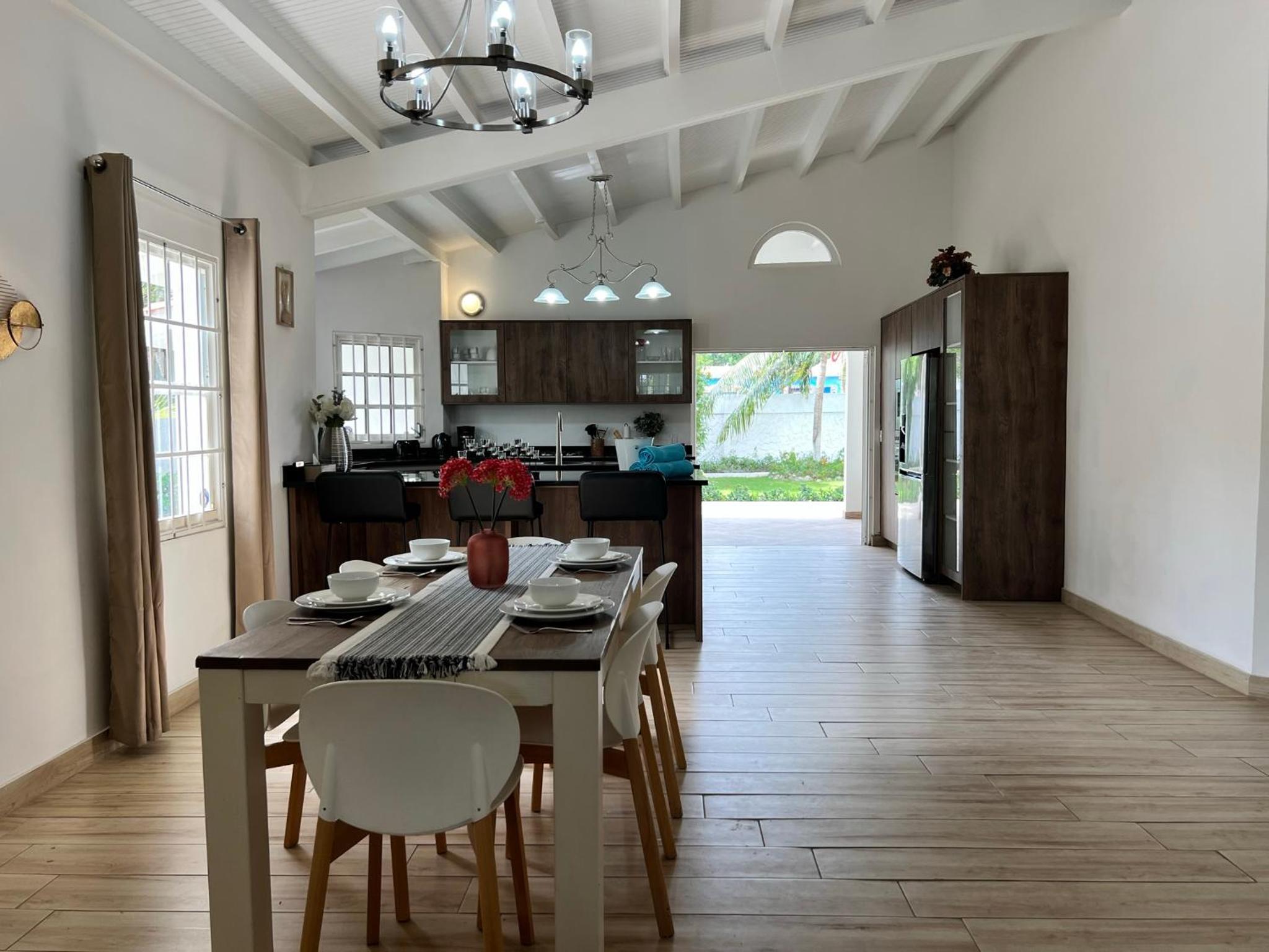 Luxury Villa with Private Pool near Mambo and Cabana beach
