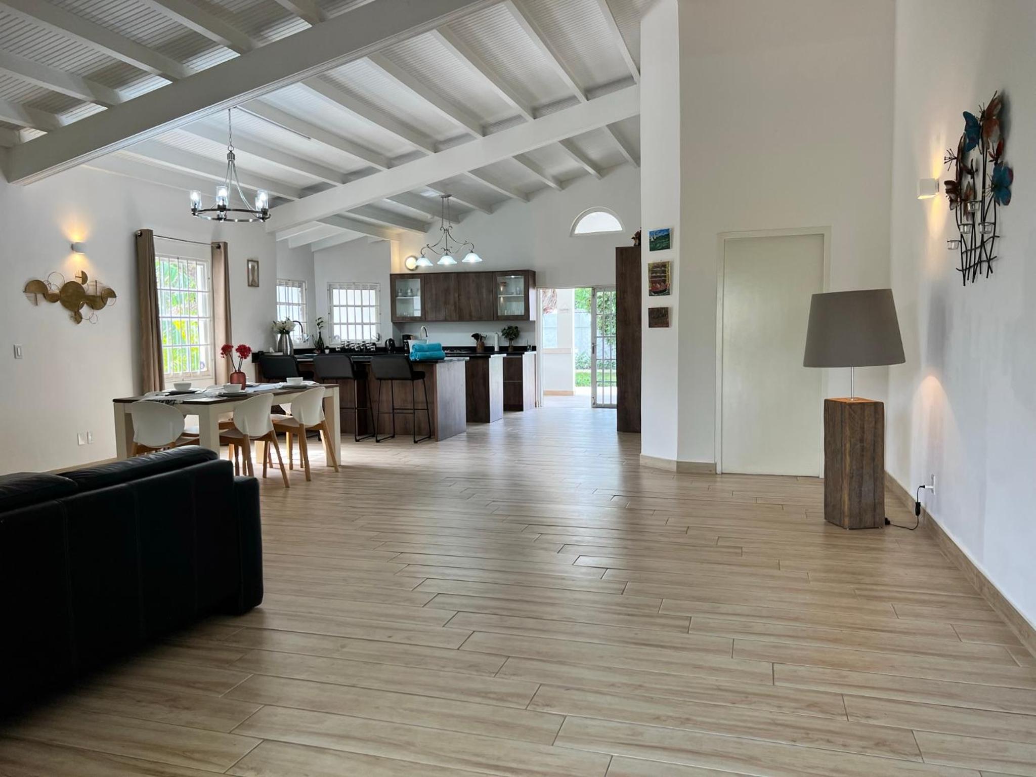 Luxury Villa with Private Pool near Mambo and Cabana beach