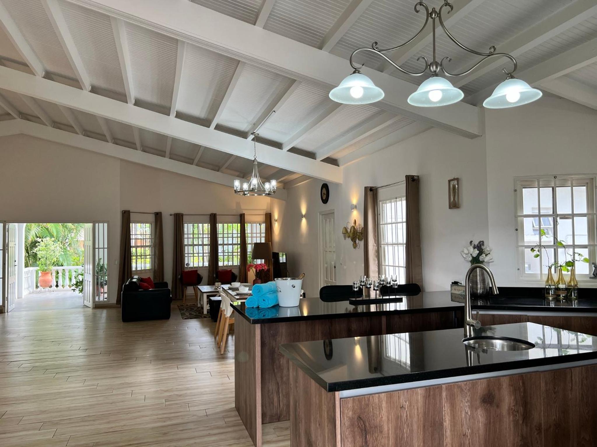 Luxury Villa with Private Pool near Mambo and Cabana beach