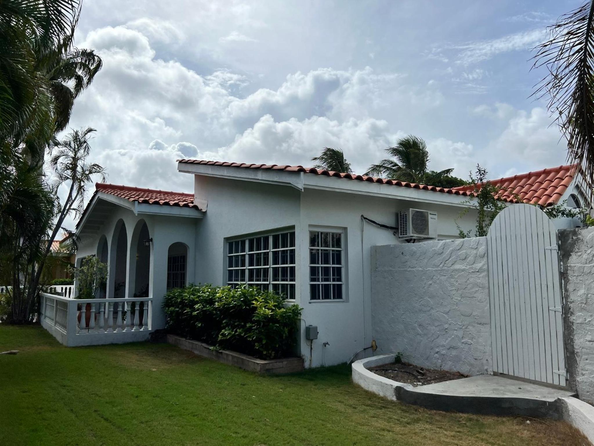 Luxury Villa with Private Pool near Mambo and Cabana beach