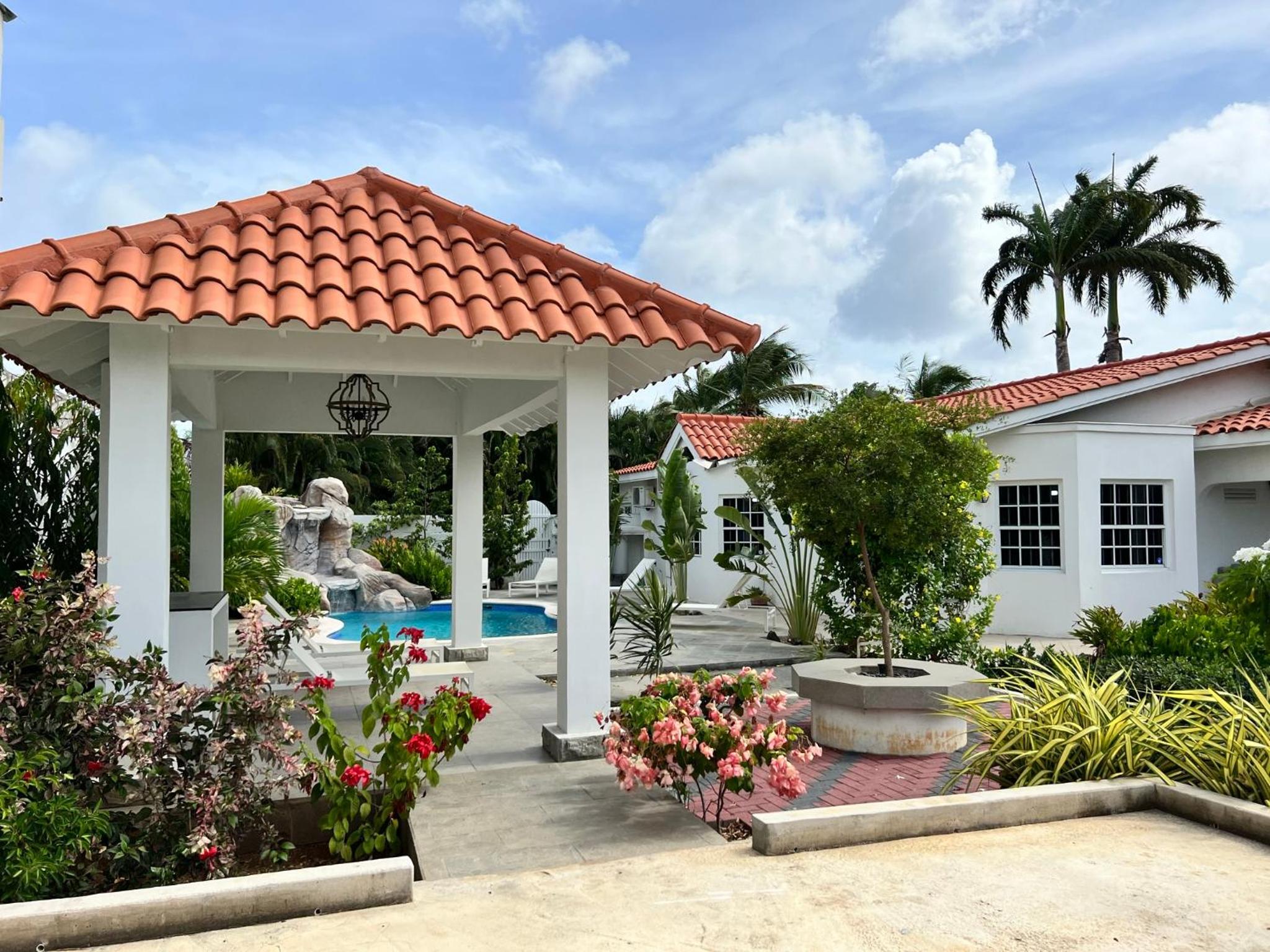 Luxury Villa with Private Pool near Mambo and Cabana beach