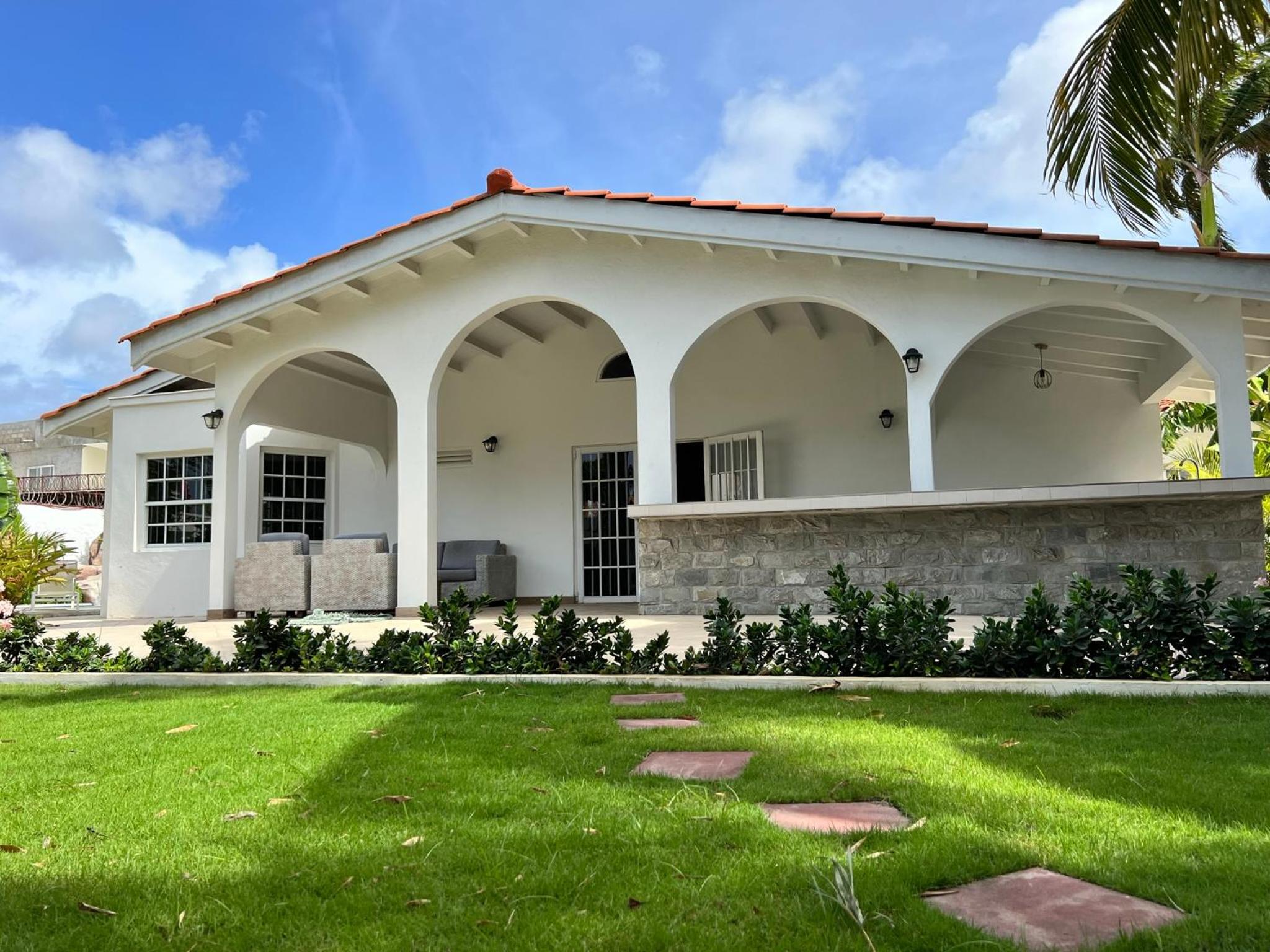 Luxury Villa with Private Pool near Mambo and Cabana beach