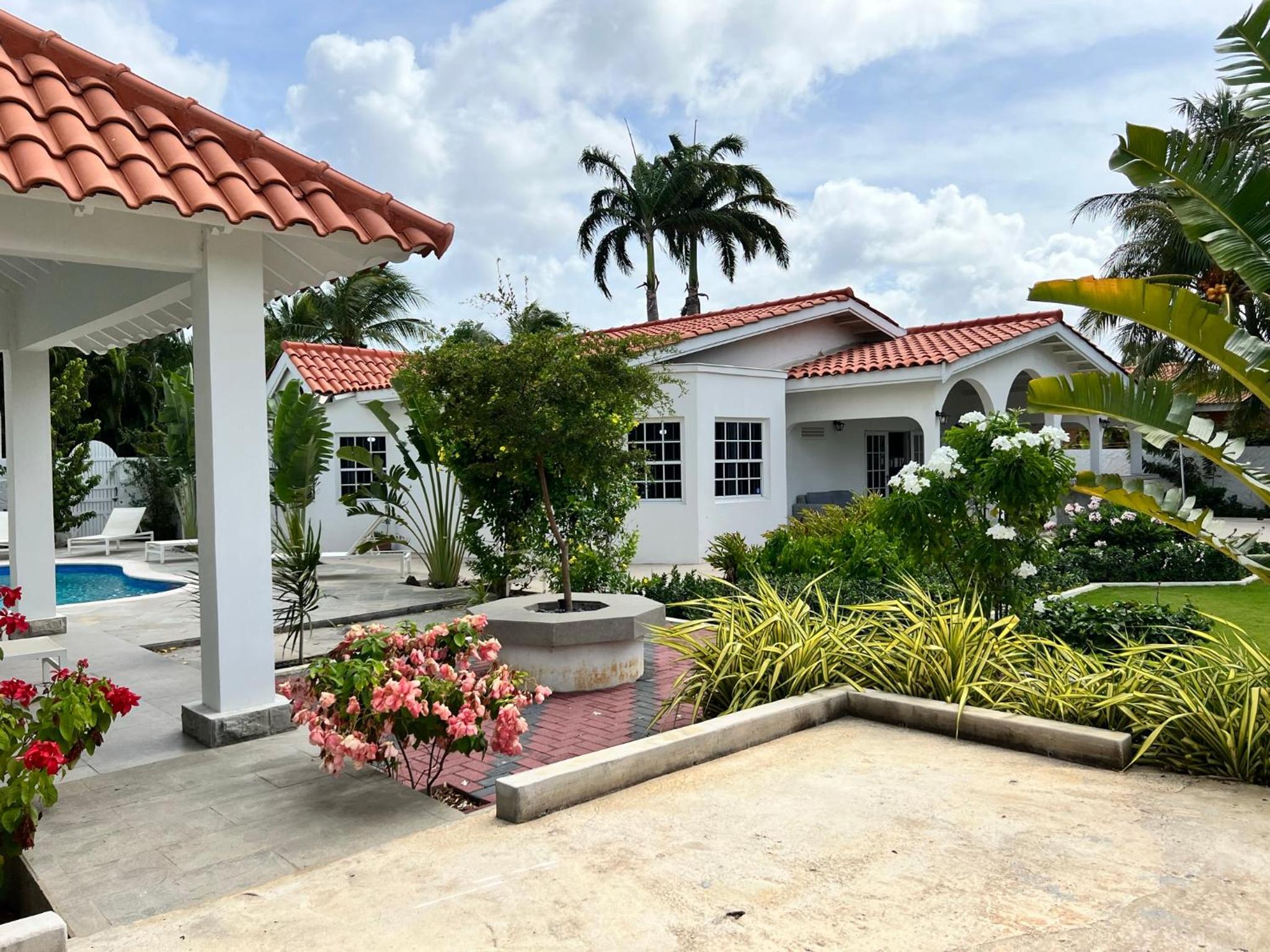 Luxury Villa with Private Pool near Mambo and Cabana beach