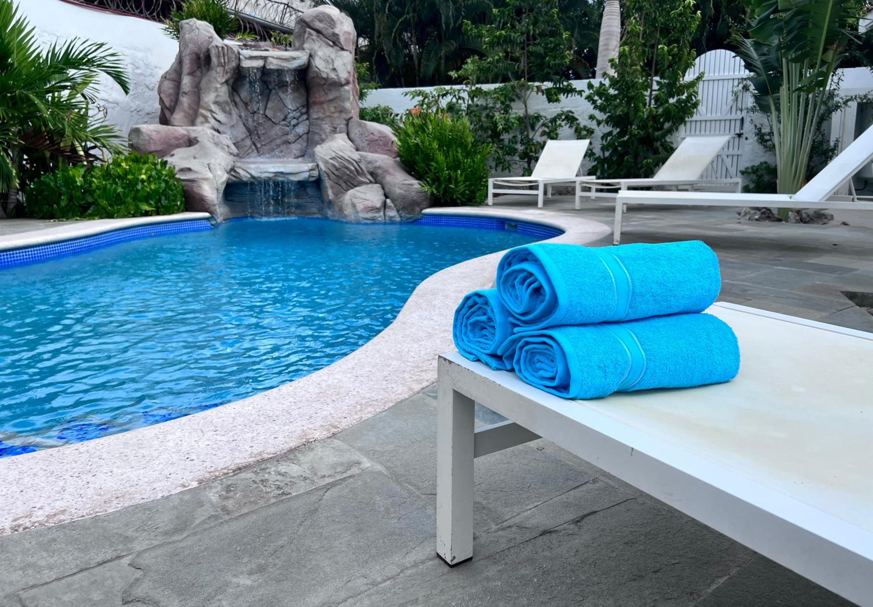 Luxury Villa with Private Pool near Mambo and Cabana beach