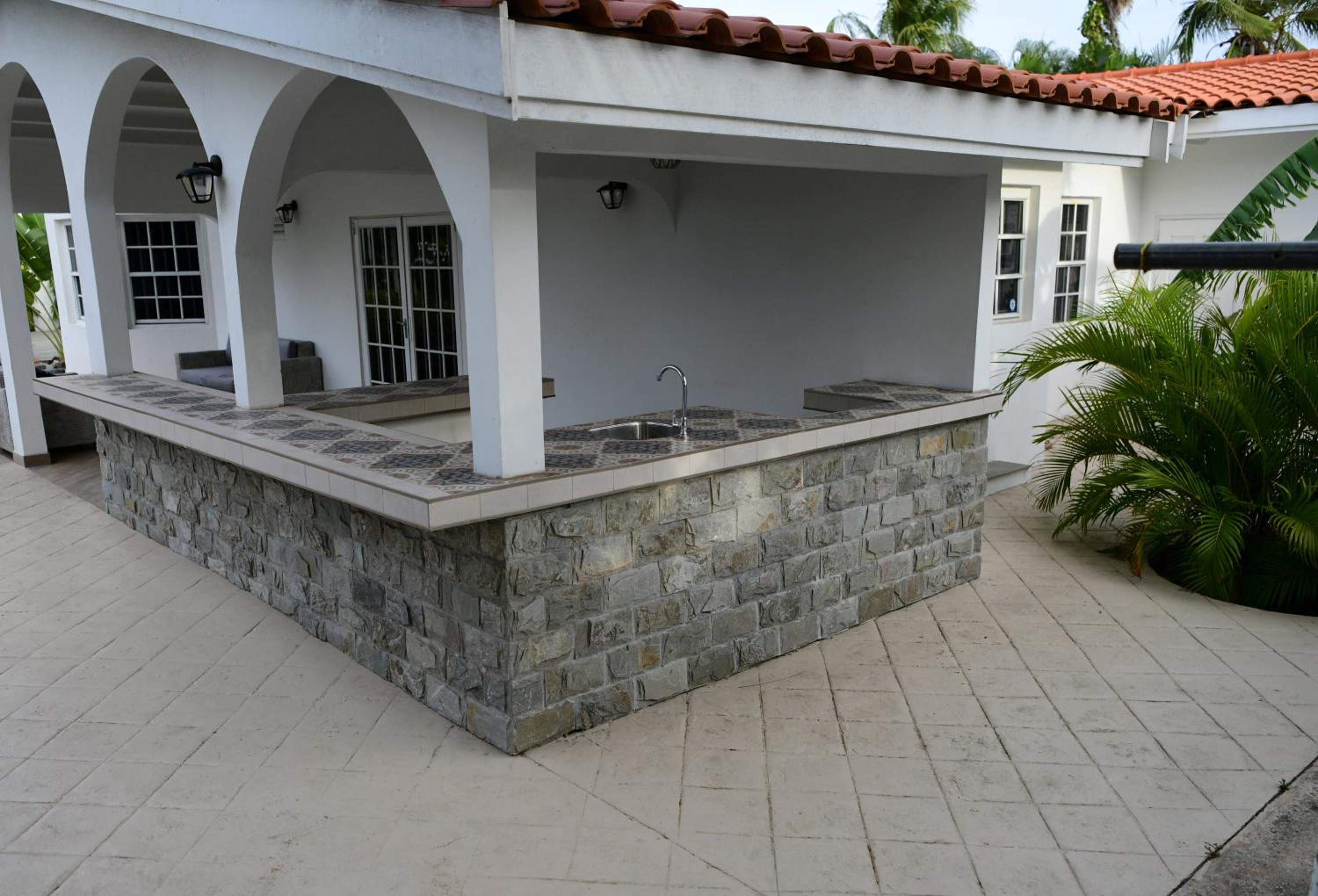 Luxury Villa with Private Pool near Mambo and Cabana beach