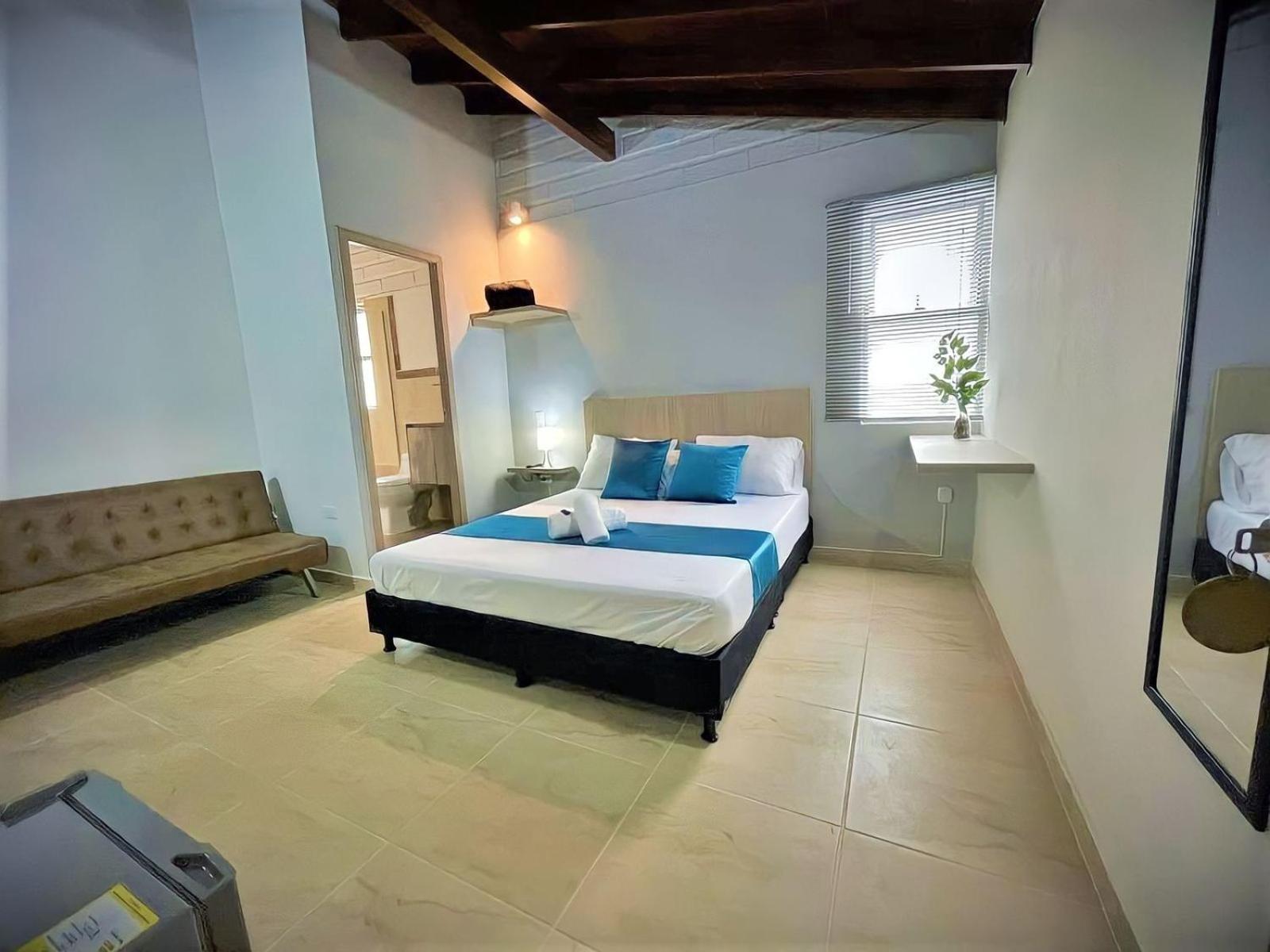 Hotel 12 Nights
