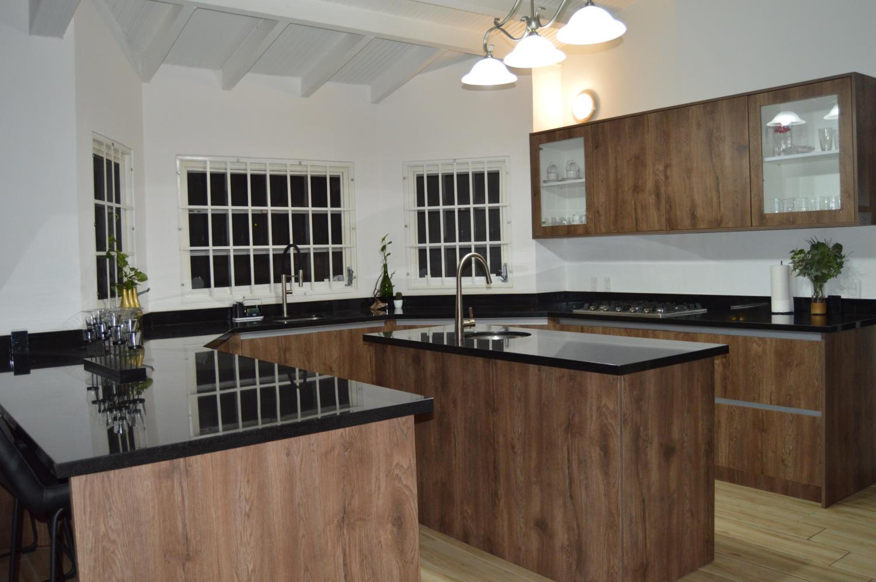 Luxury Villa with Private Pool near Mambo and Cabana beach