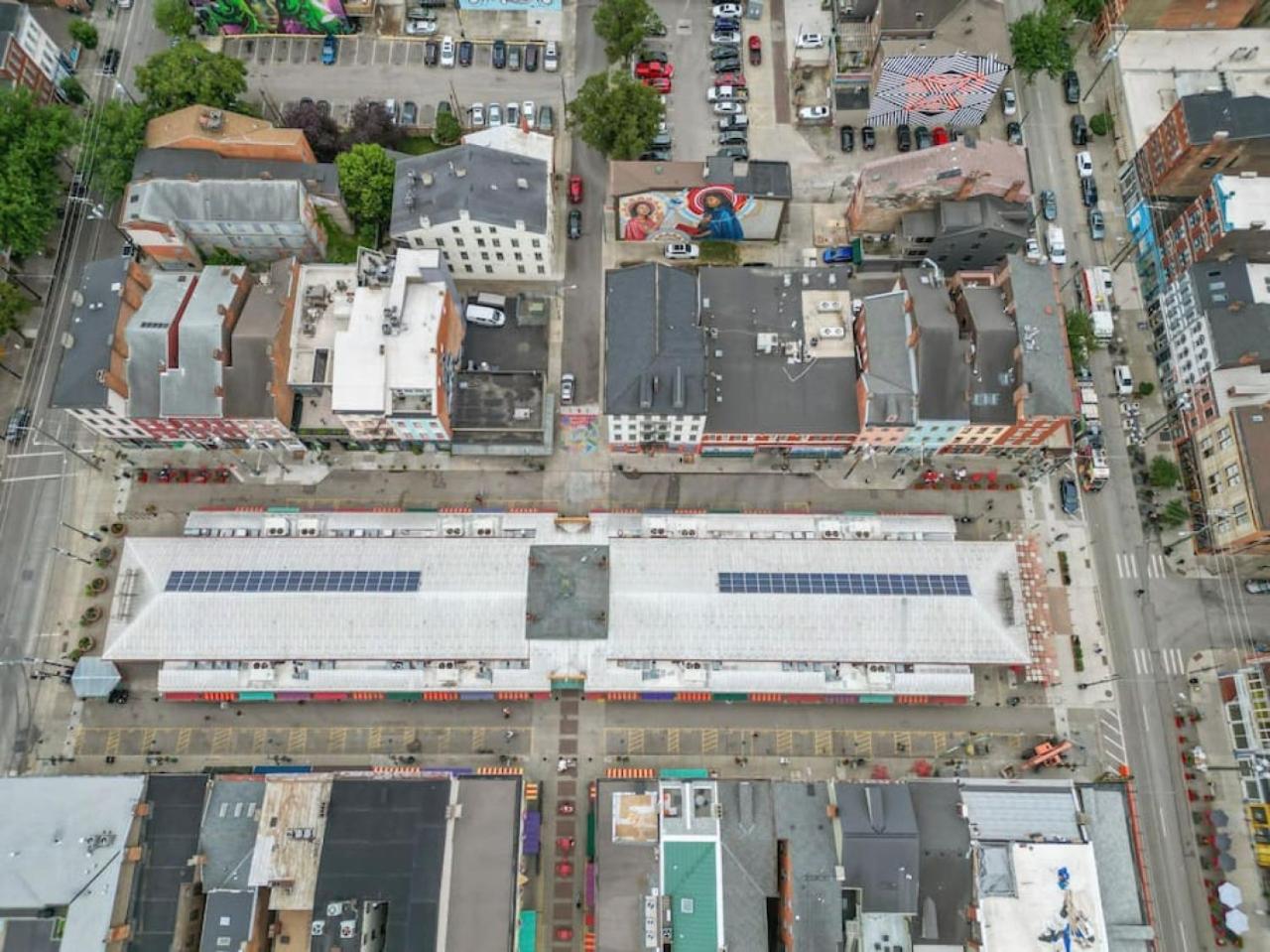 Huge Retrea w Rooftop Deck Stay At Farmers Market view 5