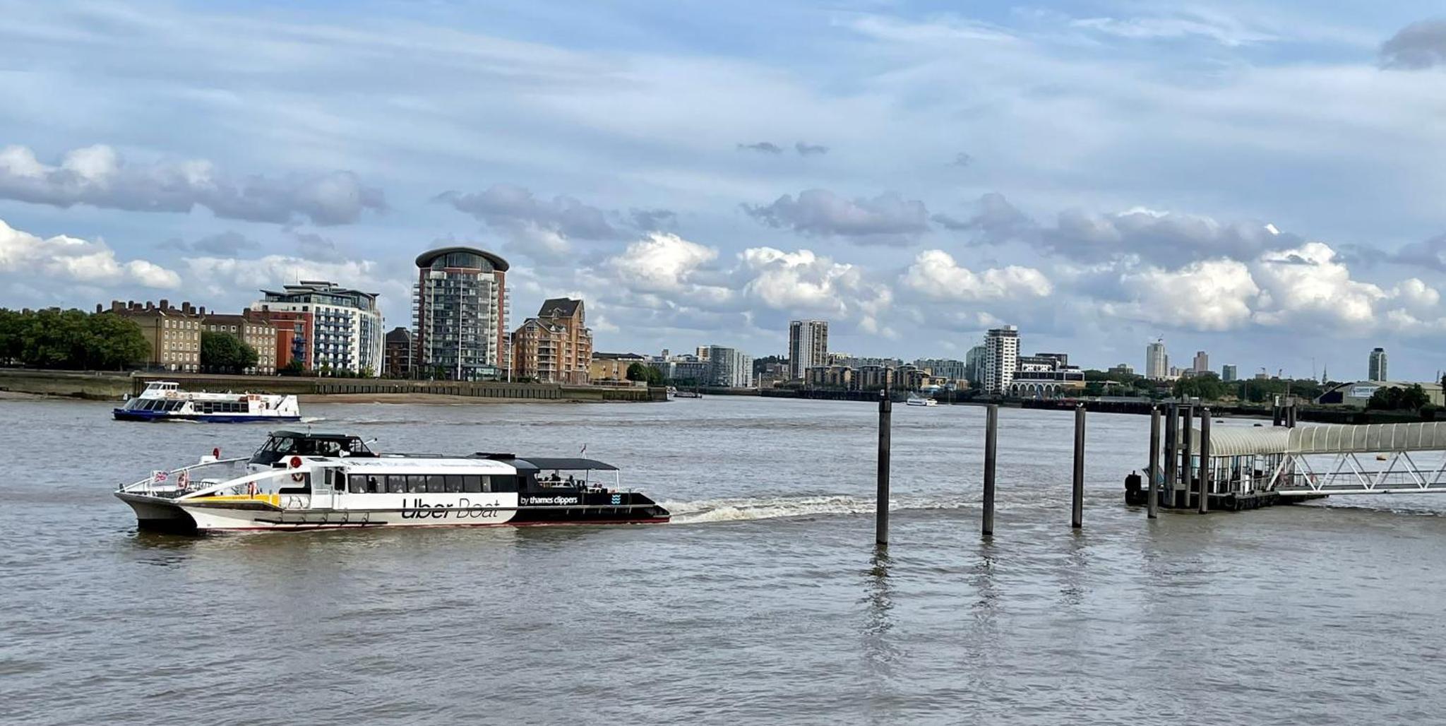 Stunning Massive Bedroom +Direct Thames River View