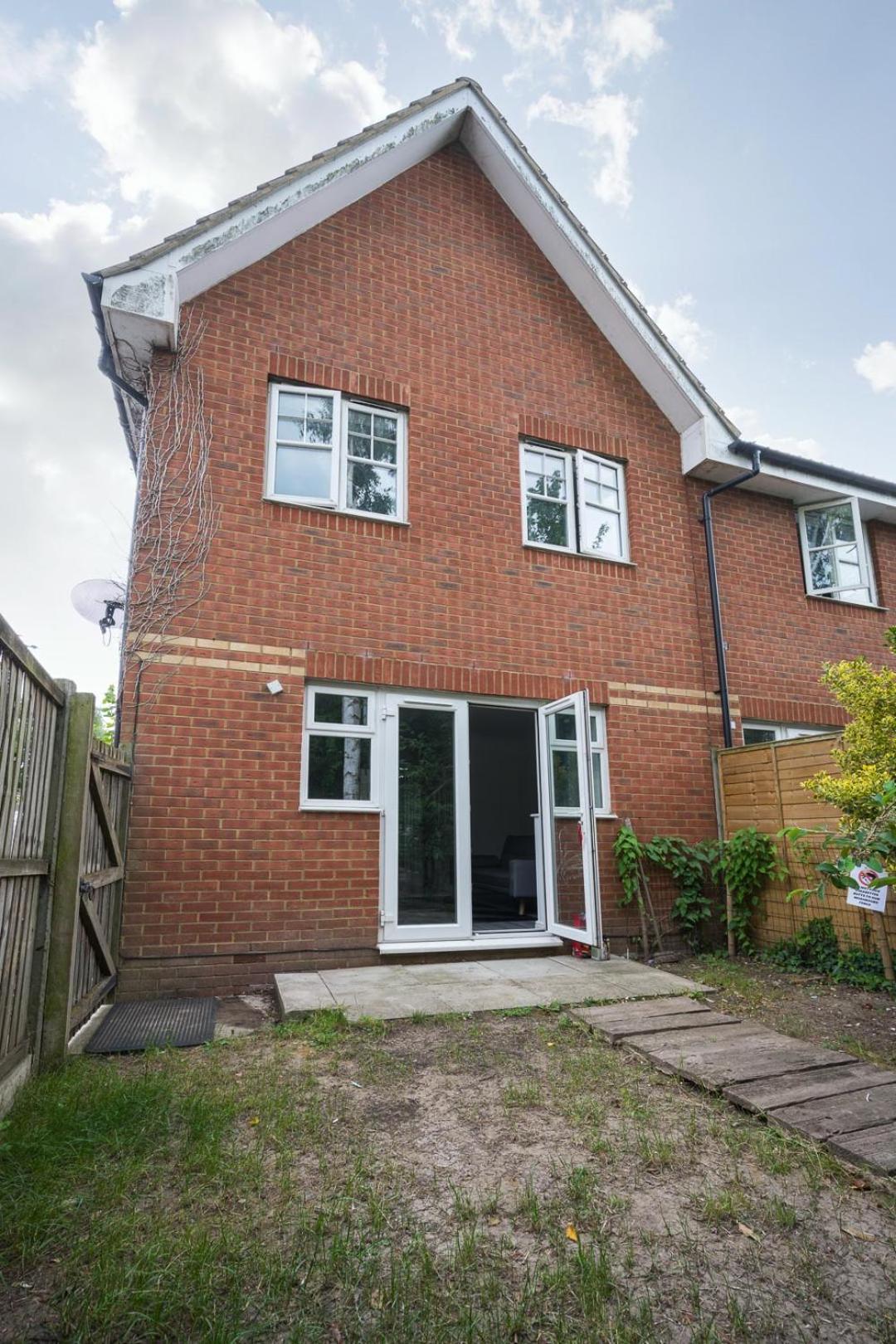 Maidstone villa 3 bedroom free sports channels,parking view 2