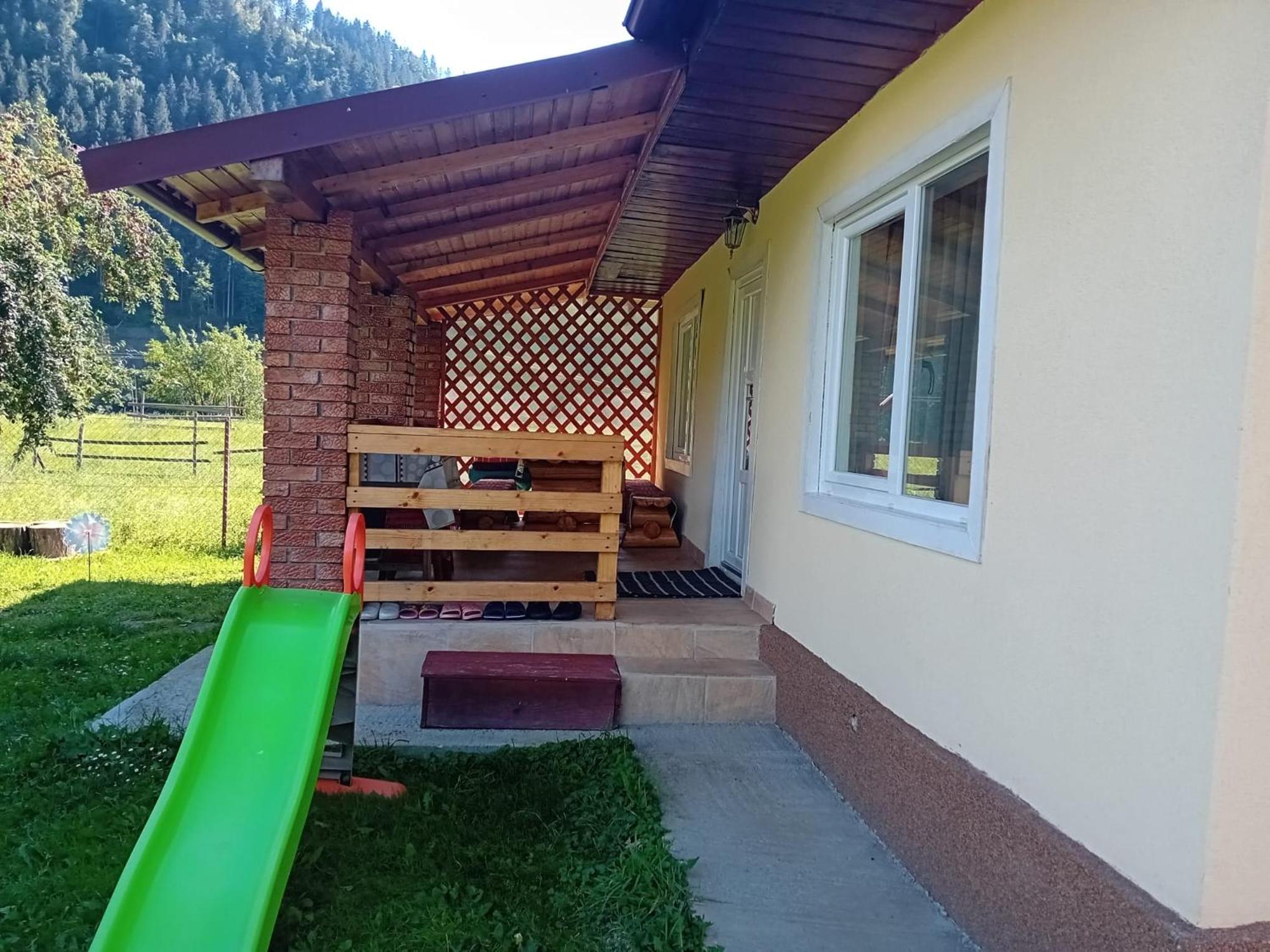 Cabanute pitoresti Poiana Largului view 2