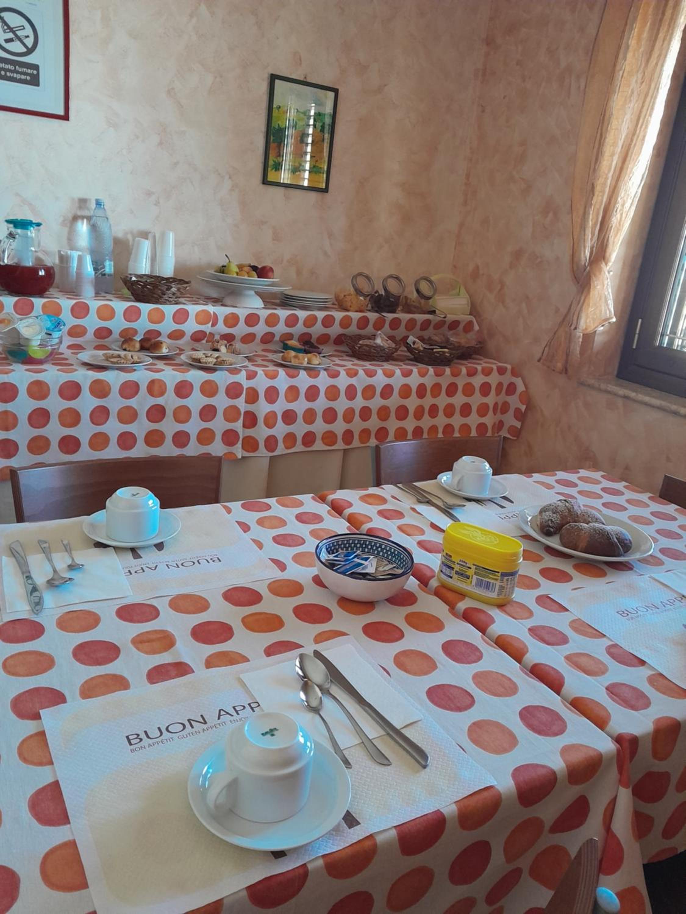 Yellow House photo 2