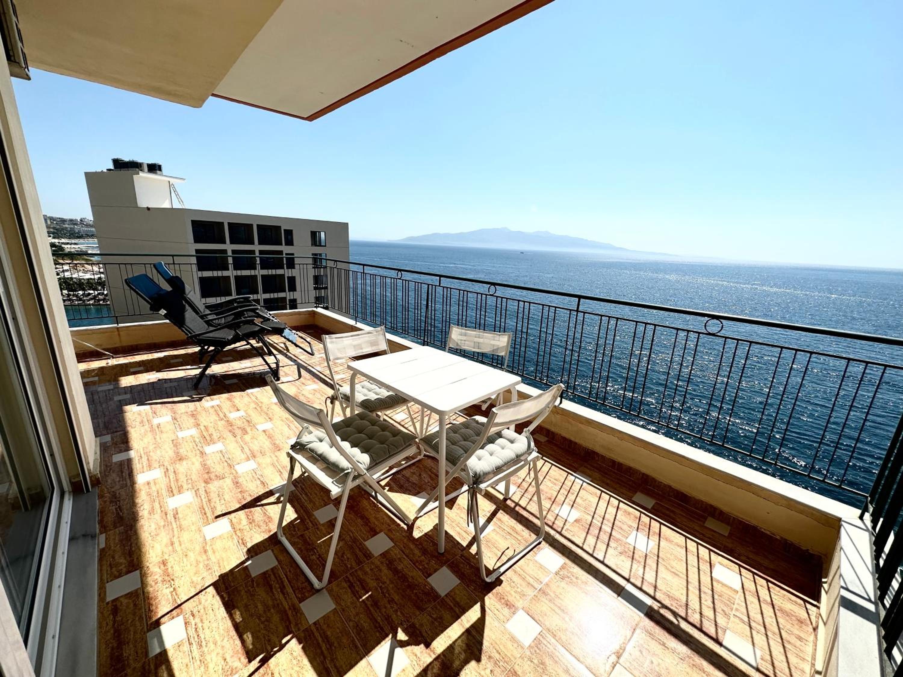 K&T Seaside Deluxe TwoBedroom Apartment