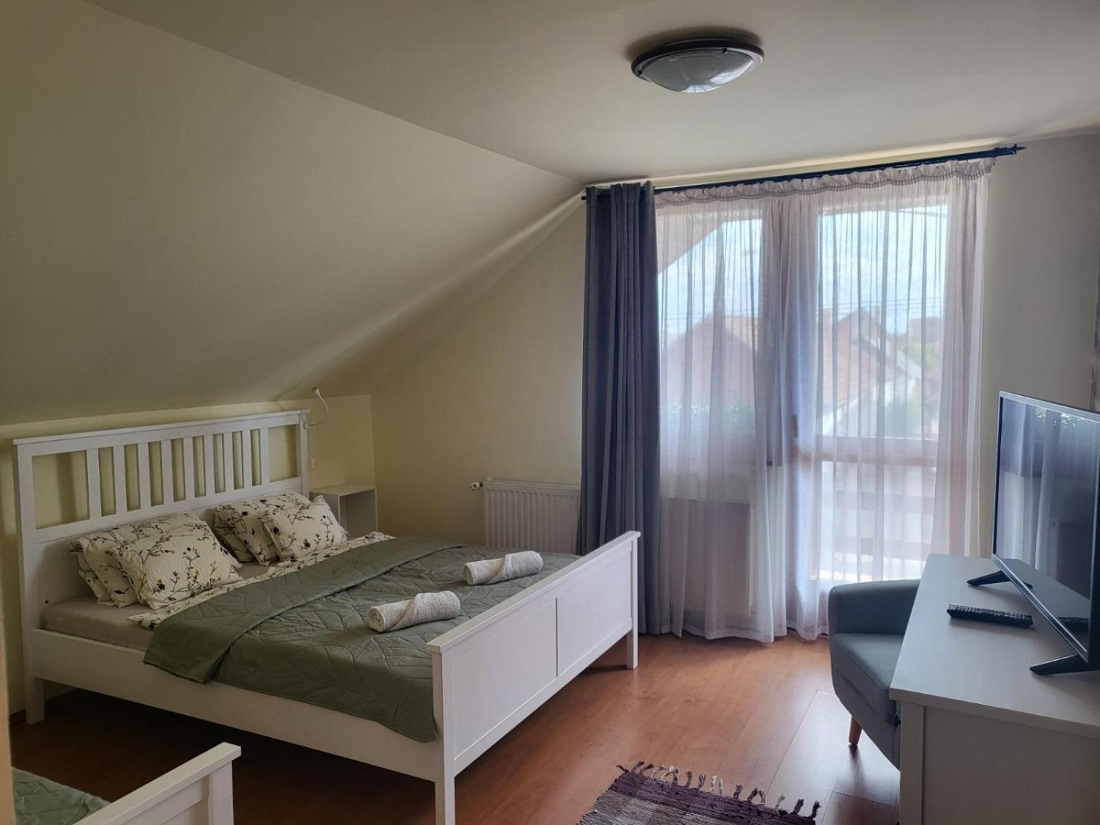 Árpád Apartman - 3 Bedroom Family Apartment with Parking