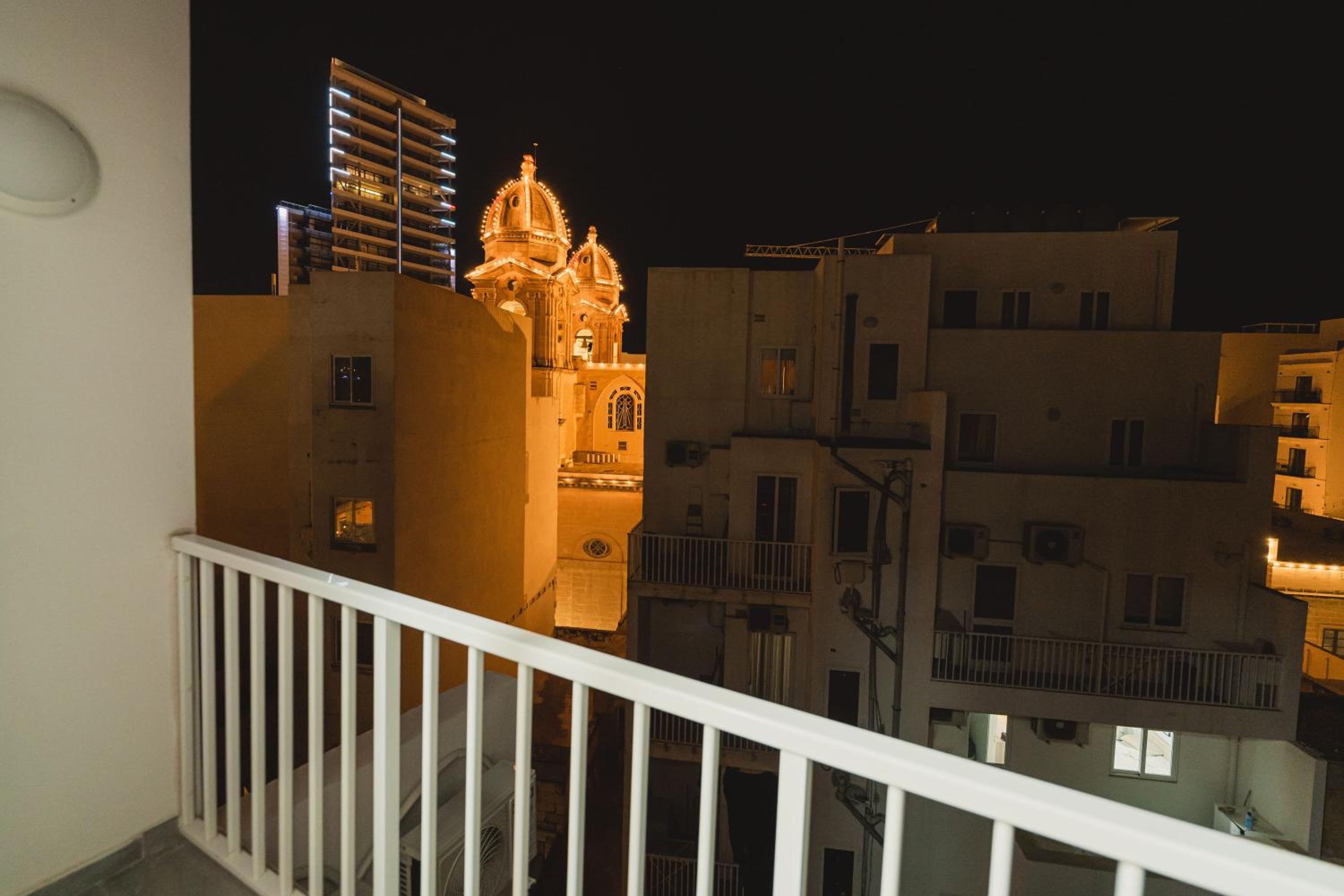 Stunning 1BDR Main Street Penthouse! Near Sea! view 3
