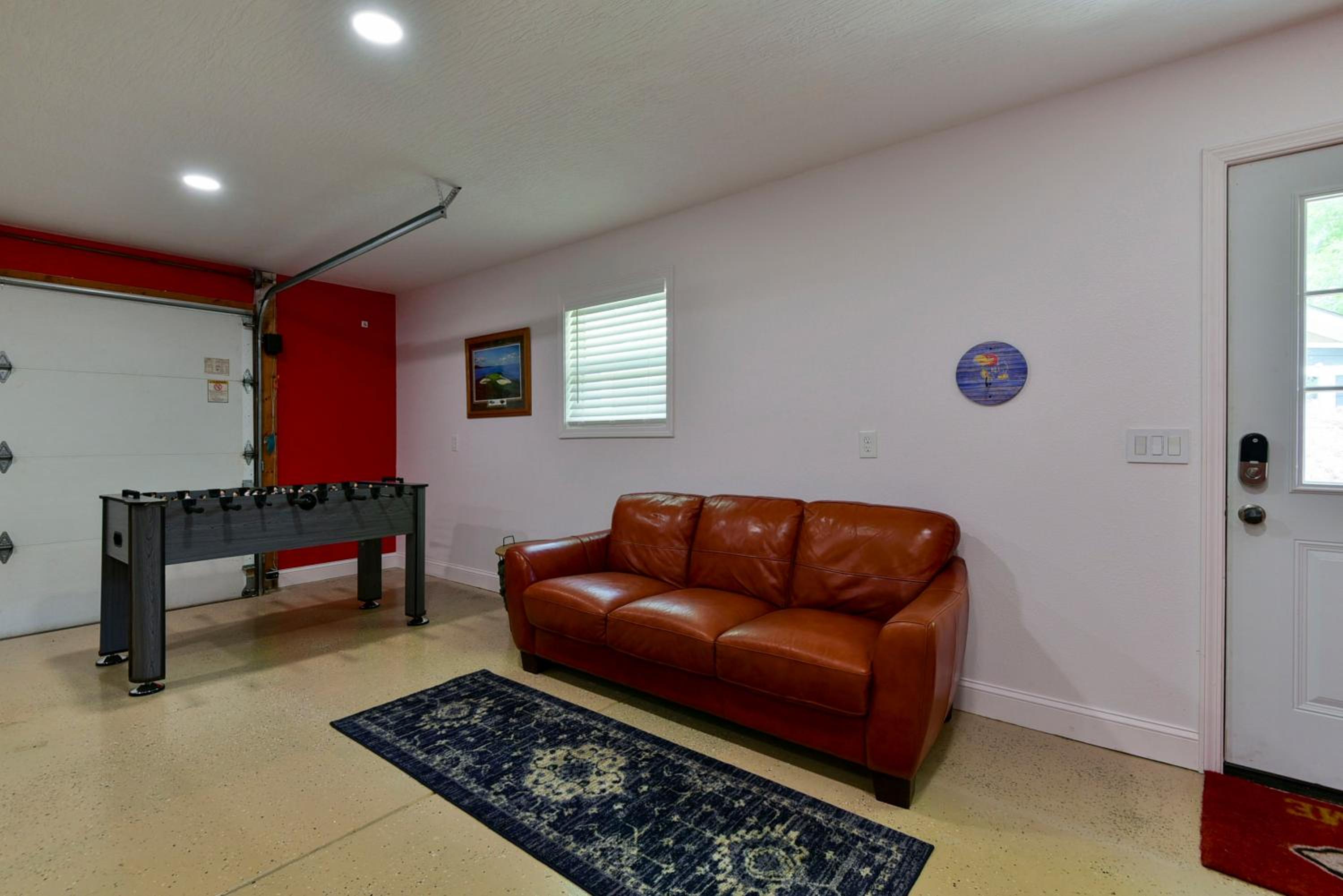 Large, private home mins to Silver Dollar City! - Property Image 7