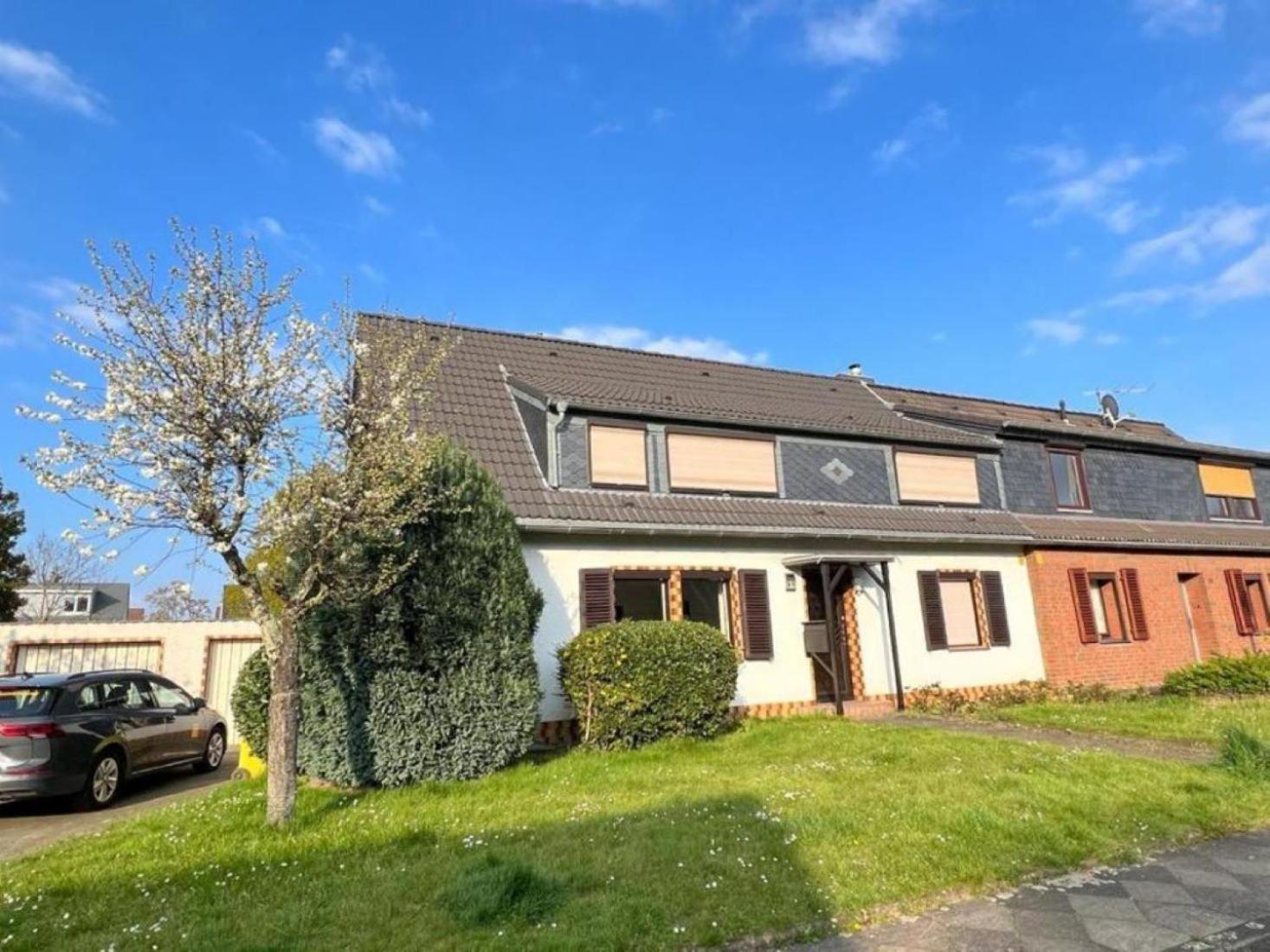 Cozy villa with garden, balcony and parking area in Düsseldorf