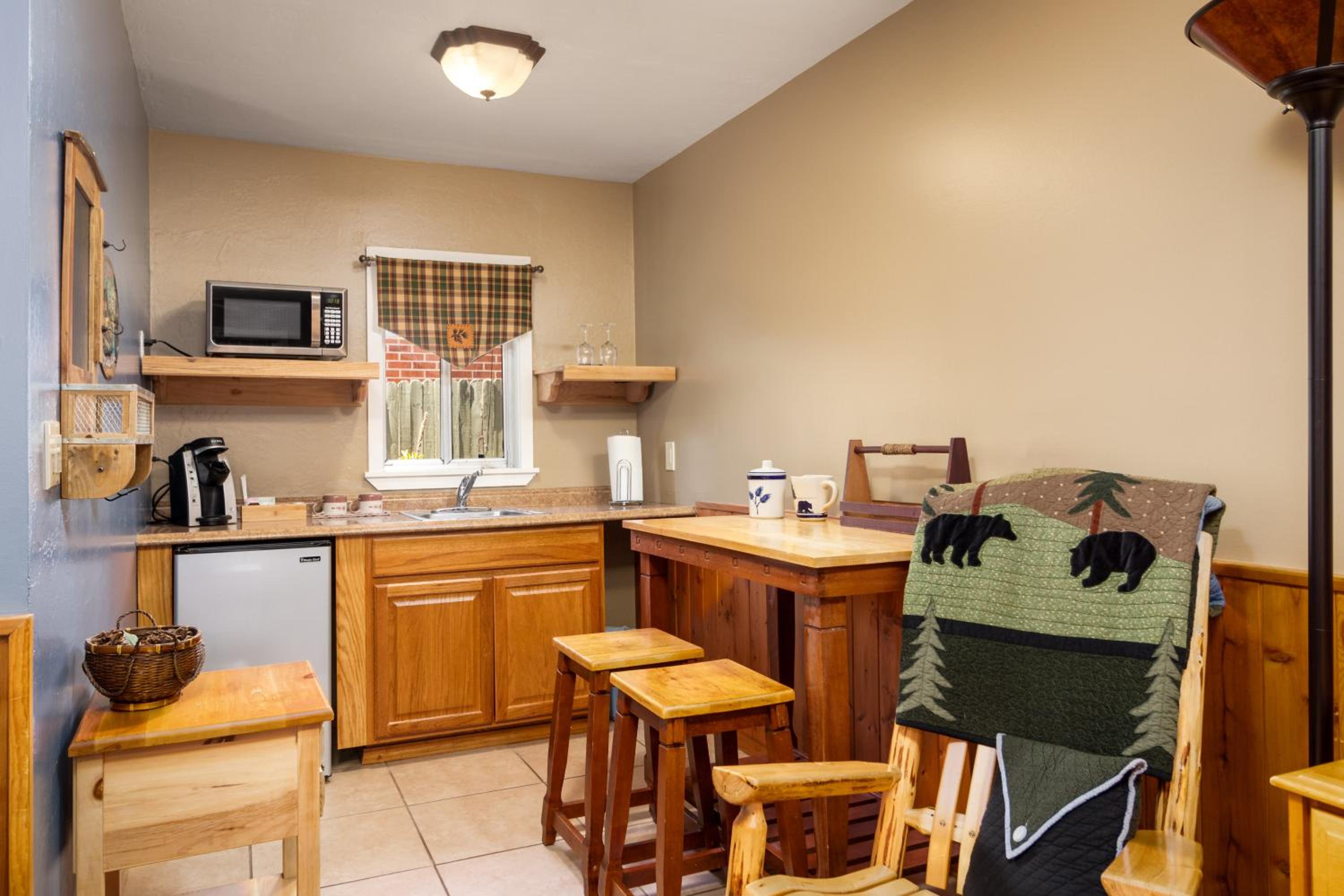 Prescott Vacations - Prescott Pines Inn - Property Image 7