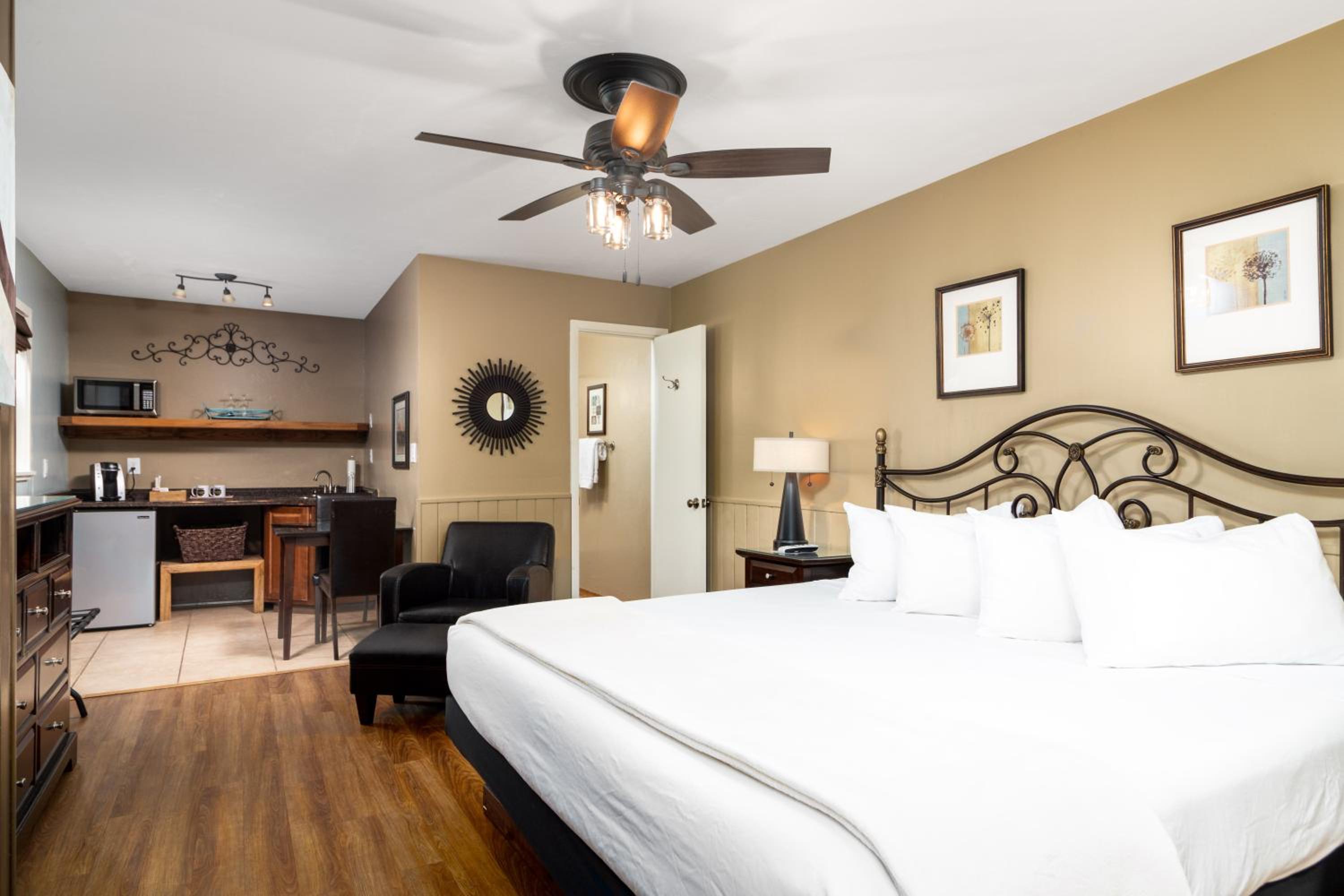 Prescott Vacations - Prescott Pines Inn - Property Image 2