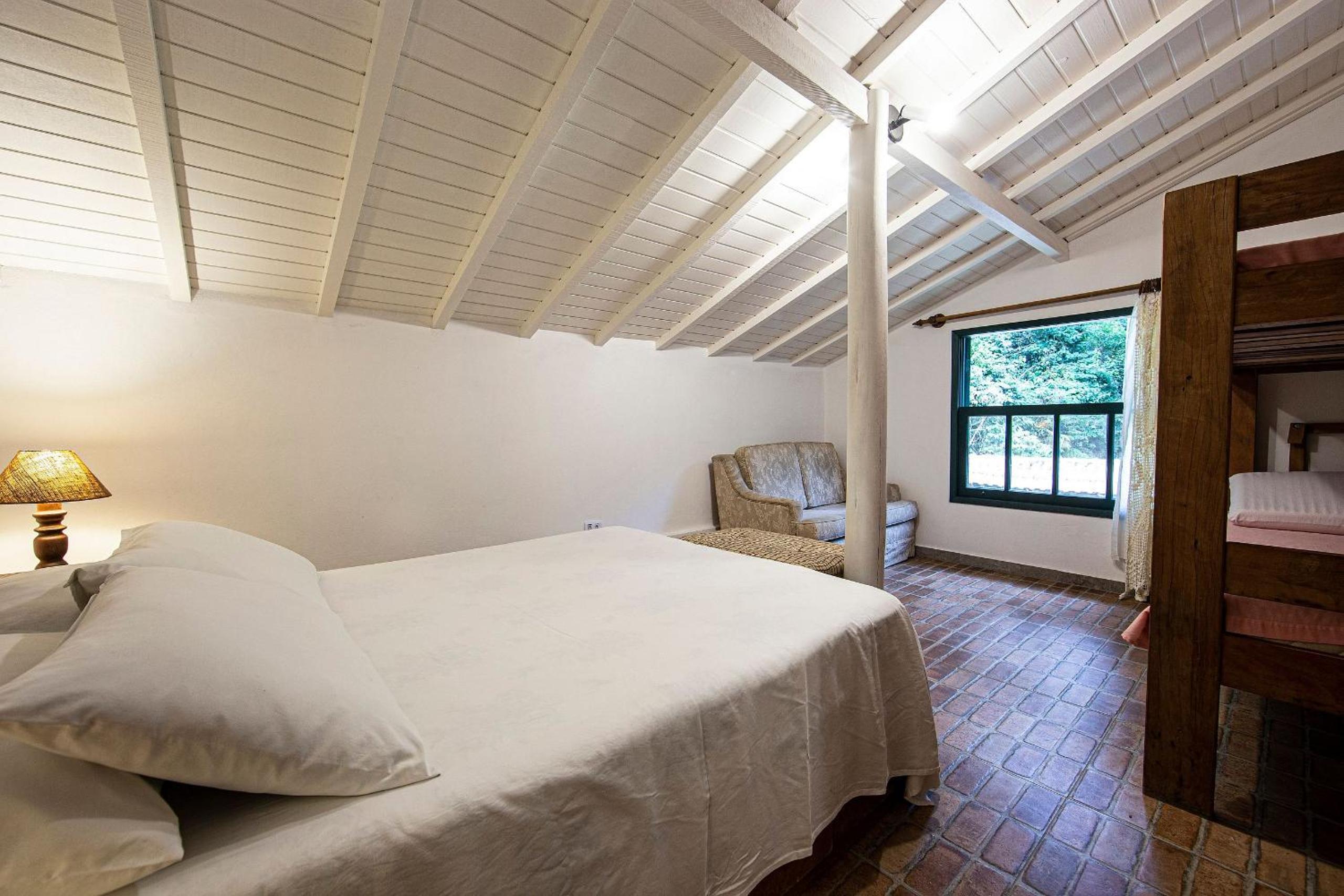 Camburi 5 quartos com piscina natural
