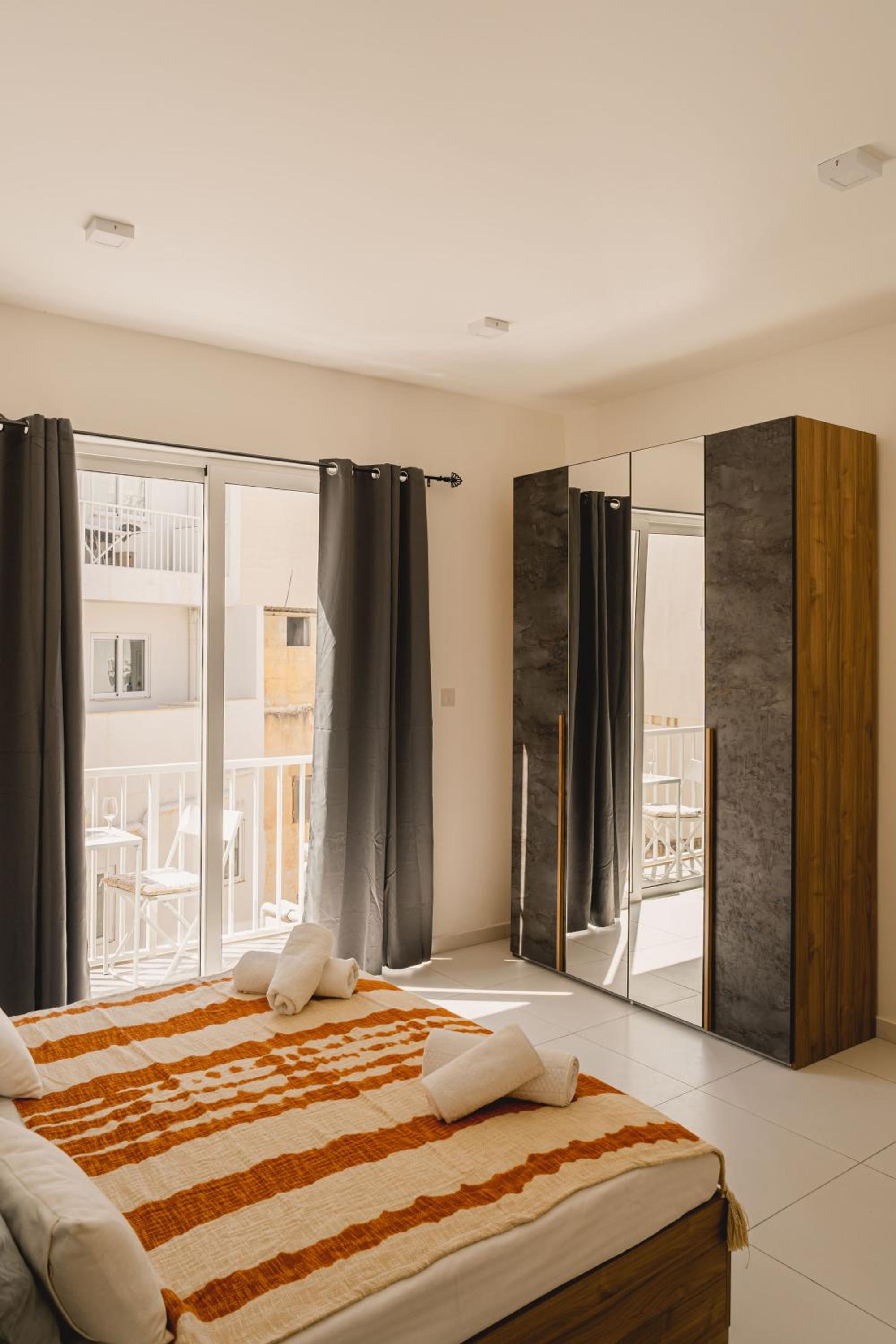 Stylish 2BED Unit 50m from Seafront! WiFi and Washer view 3