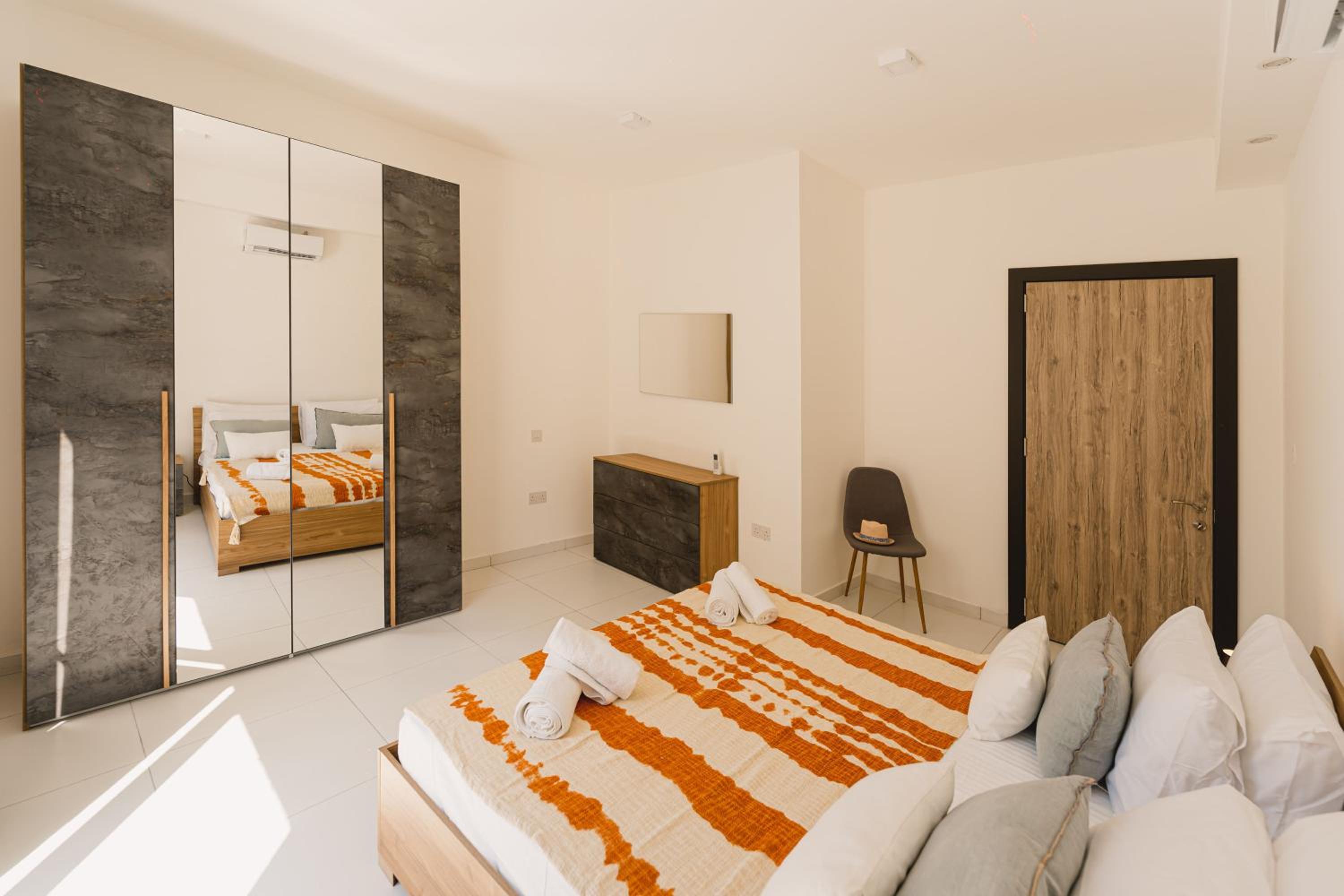 Stylish 2BED Unit 50m from Seafront! WiFi and Washer view 4