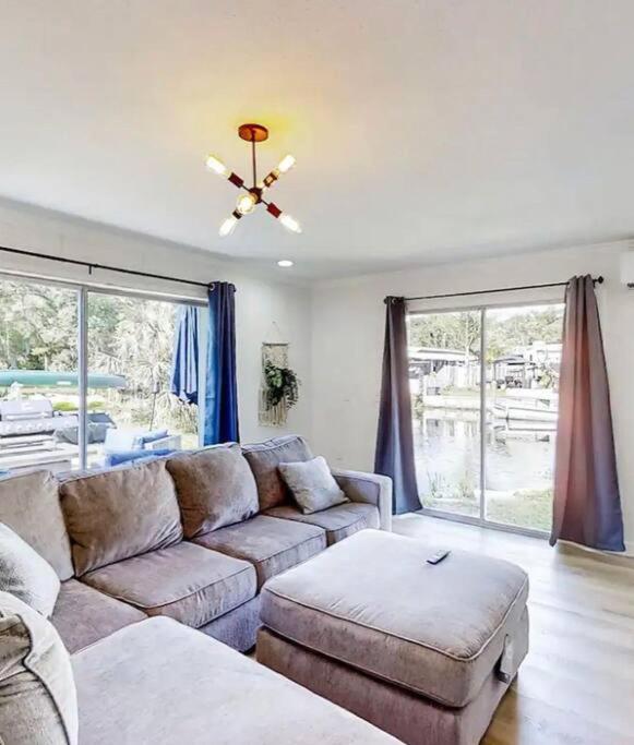 Weeki Wachee Retreat Canal home with hot tub kayaks canoe and boat with trolling motor included