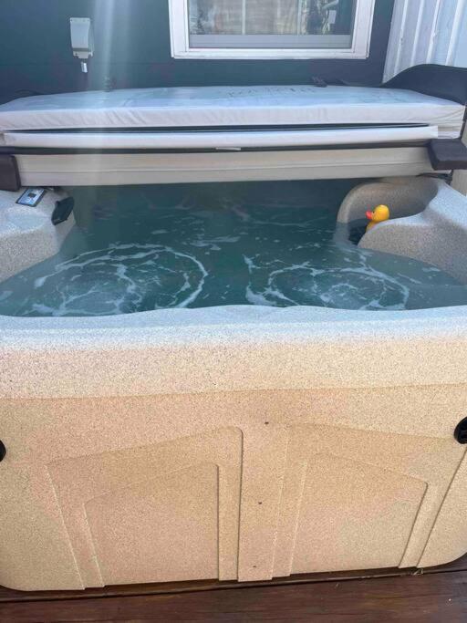 Weeki Wachee Retreat Canal home with hot tub kayaks canoe and boat with trolling motor included
