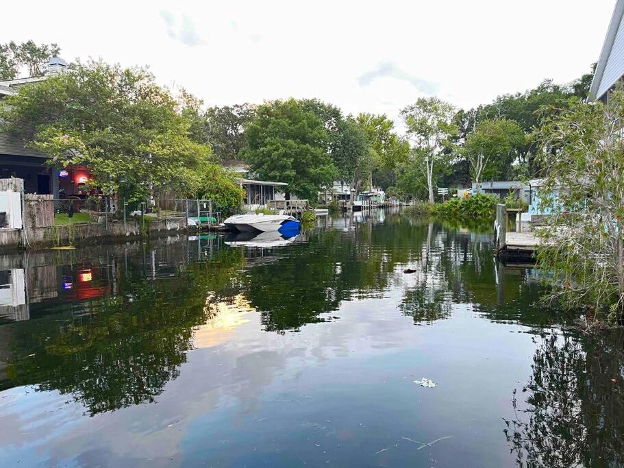 Weeki Wachee Retreat Canal home with hot tub kayaks canoe and boat with trolling motor included