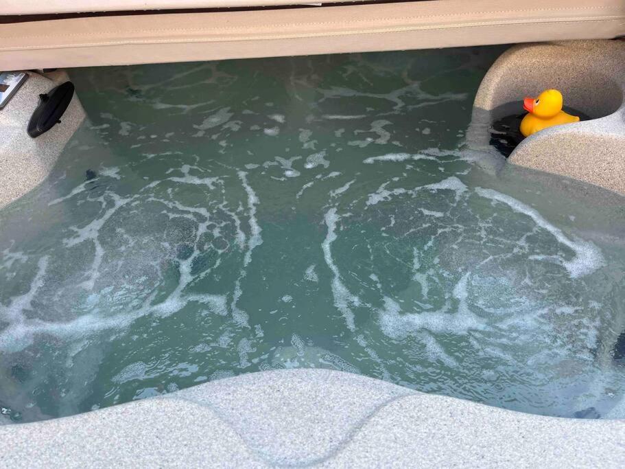 Weeki Wachee Retreat Canal home with hot tub kayaks canoe and boat with trolling motor included