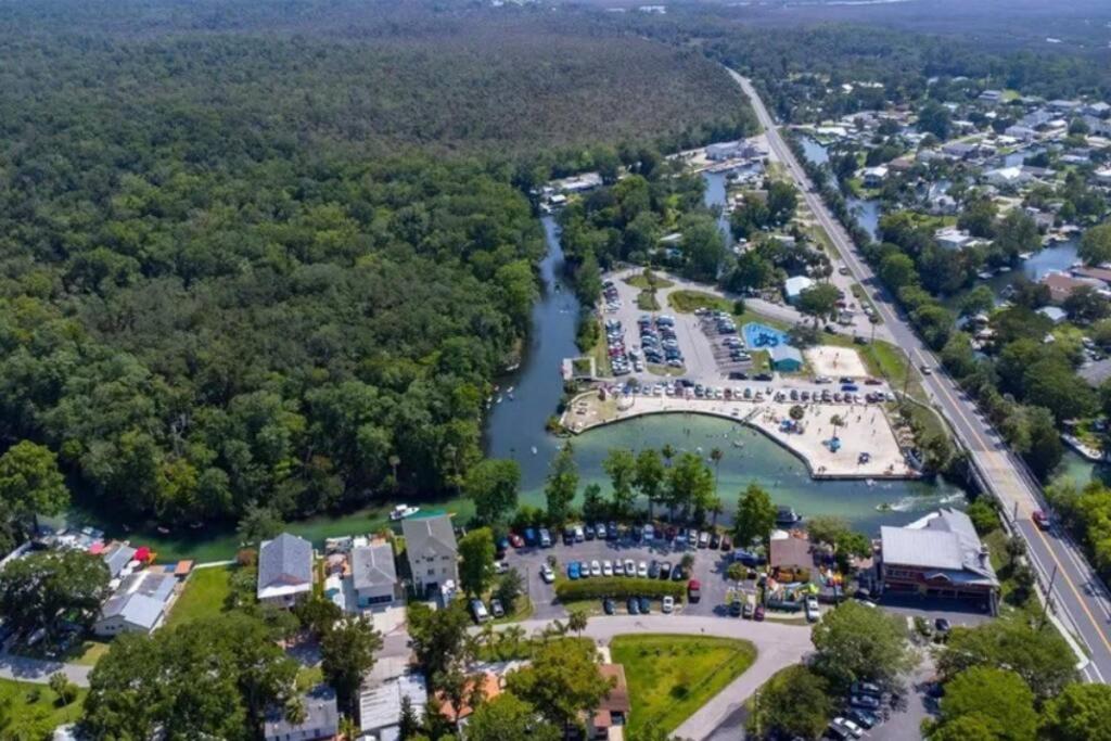 Weeki Wachee Retreat Canal home with hot tub kayaks canoe and boat with trolling motor included