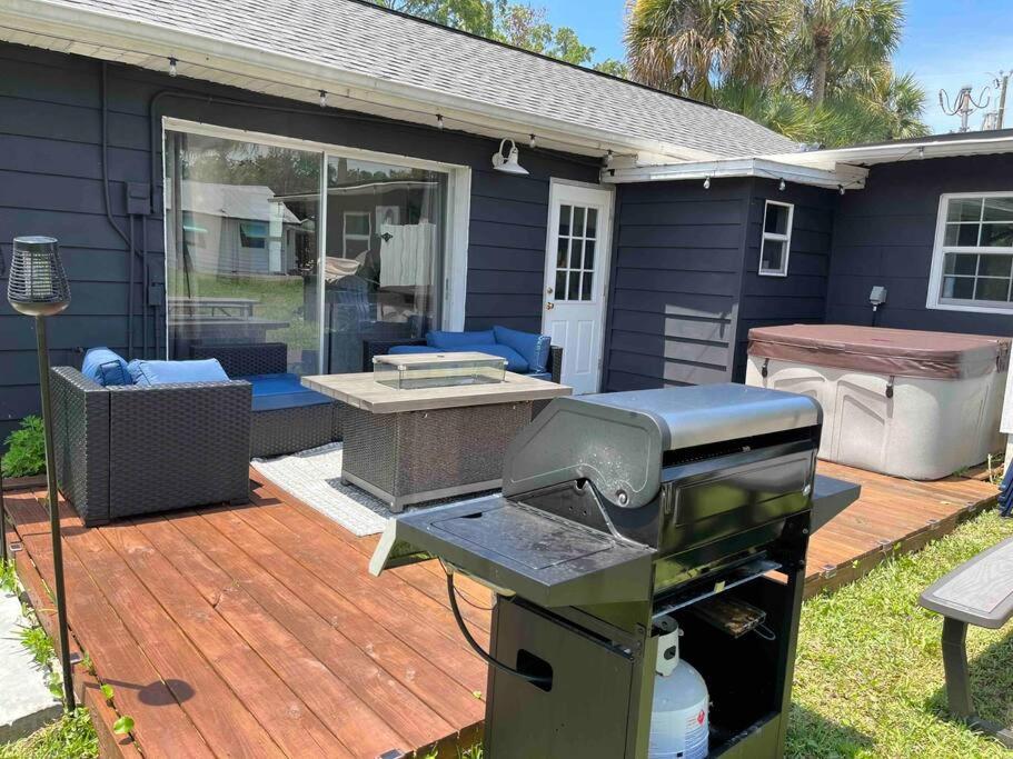 Weeki Wachee Retreat Canal home with hot tub kayaks canoe and boat with trolling motor included