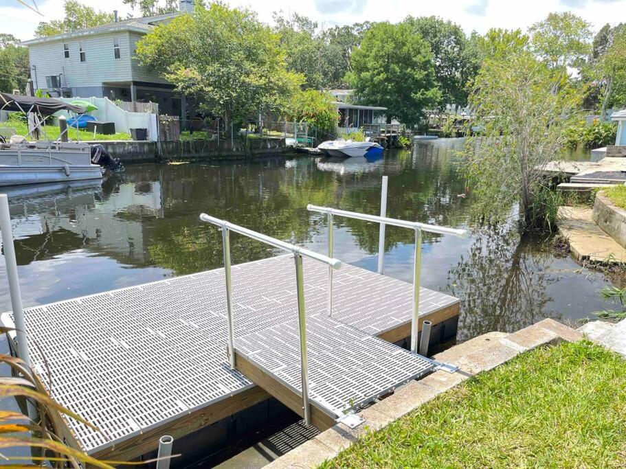 Weeki Wachee Retreat Canal home with hot tub kayaks canoe and boat with trolling motor included