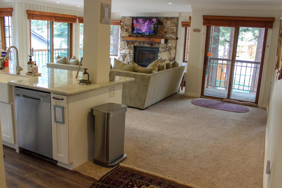 418 - Bright Modern Comfy and Great Location view 2