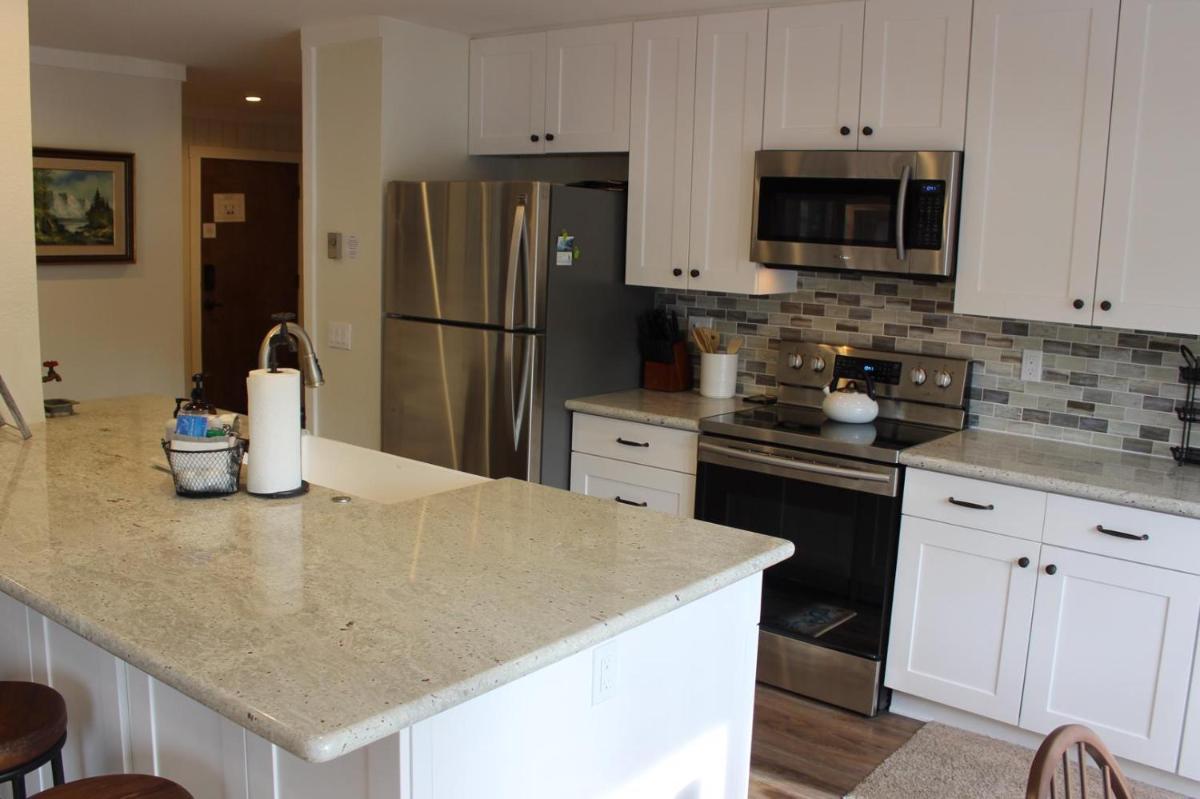 418 - Bright Modern Comfy and Great Location view 4