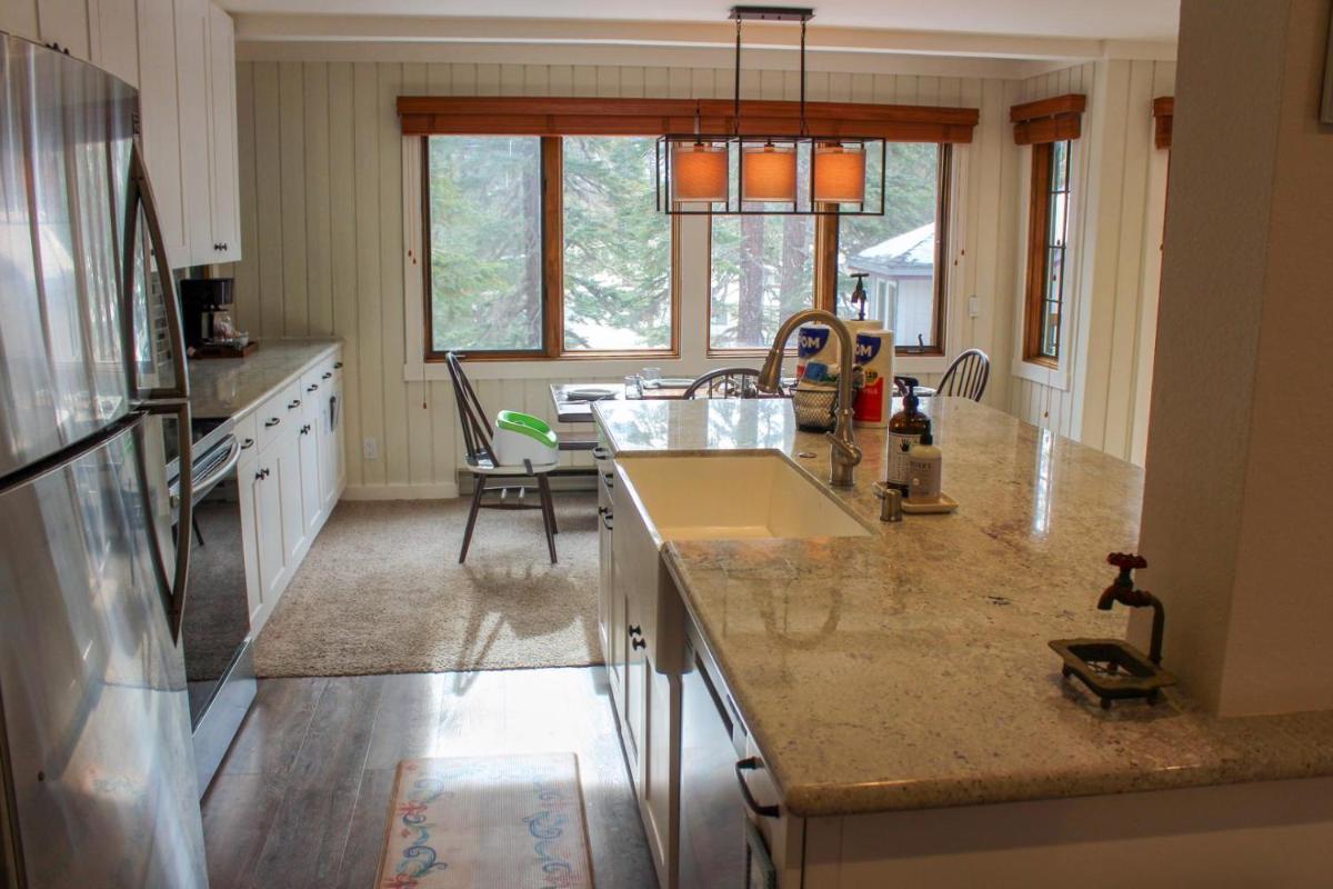 418 - Bright Modern Comfy and Great Location view 5