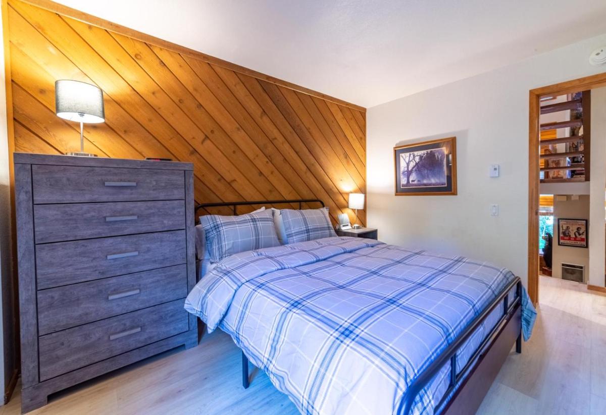 477 SPACIOUS 3 Bed LOFT - Balcony Laundry Spa Sauna - Walk to Shuttle view 3