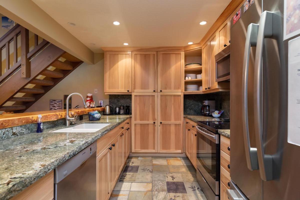 315 - Breathtaking Views Condo Walk to Ski Village Pool Spa