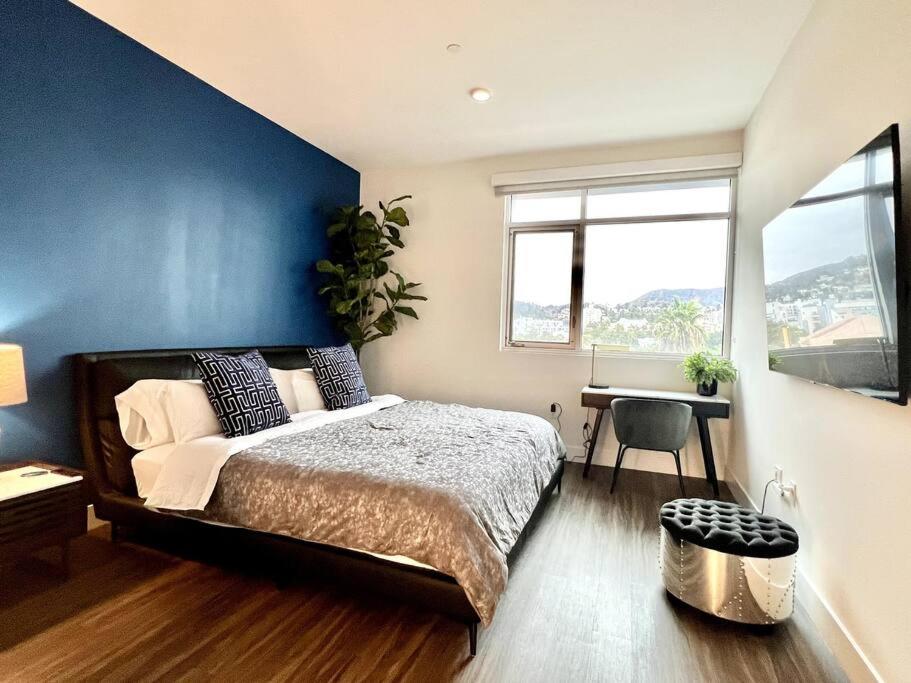 New Designer Corner Penthouse 2 Bedroom w/ 3 Beds