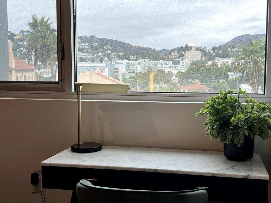 New Designer Corner Penthouse 2 Bedroom w/ 3 Beds