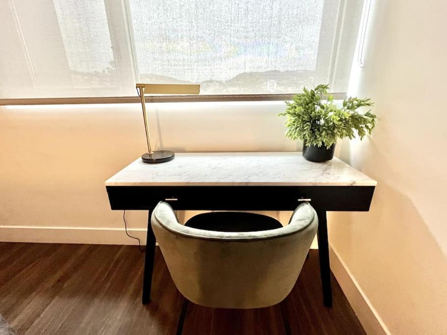 New Designer Corner Penthouse 2 Bedroom w/ 3 Beds