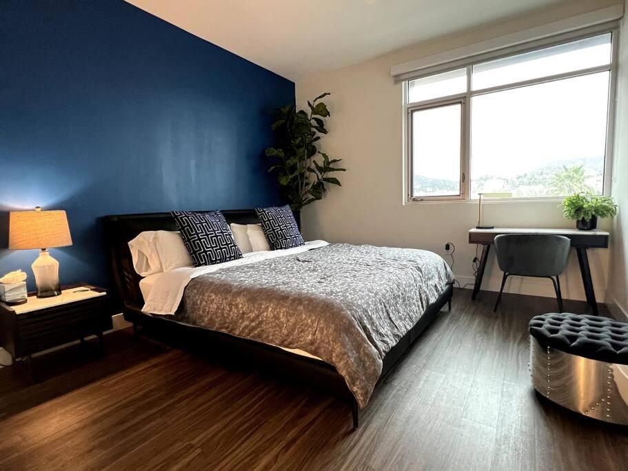 New Designer Corner Penthouse 2 Bedroom w/ 3 Beds