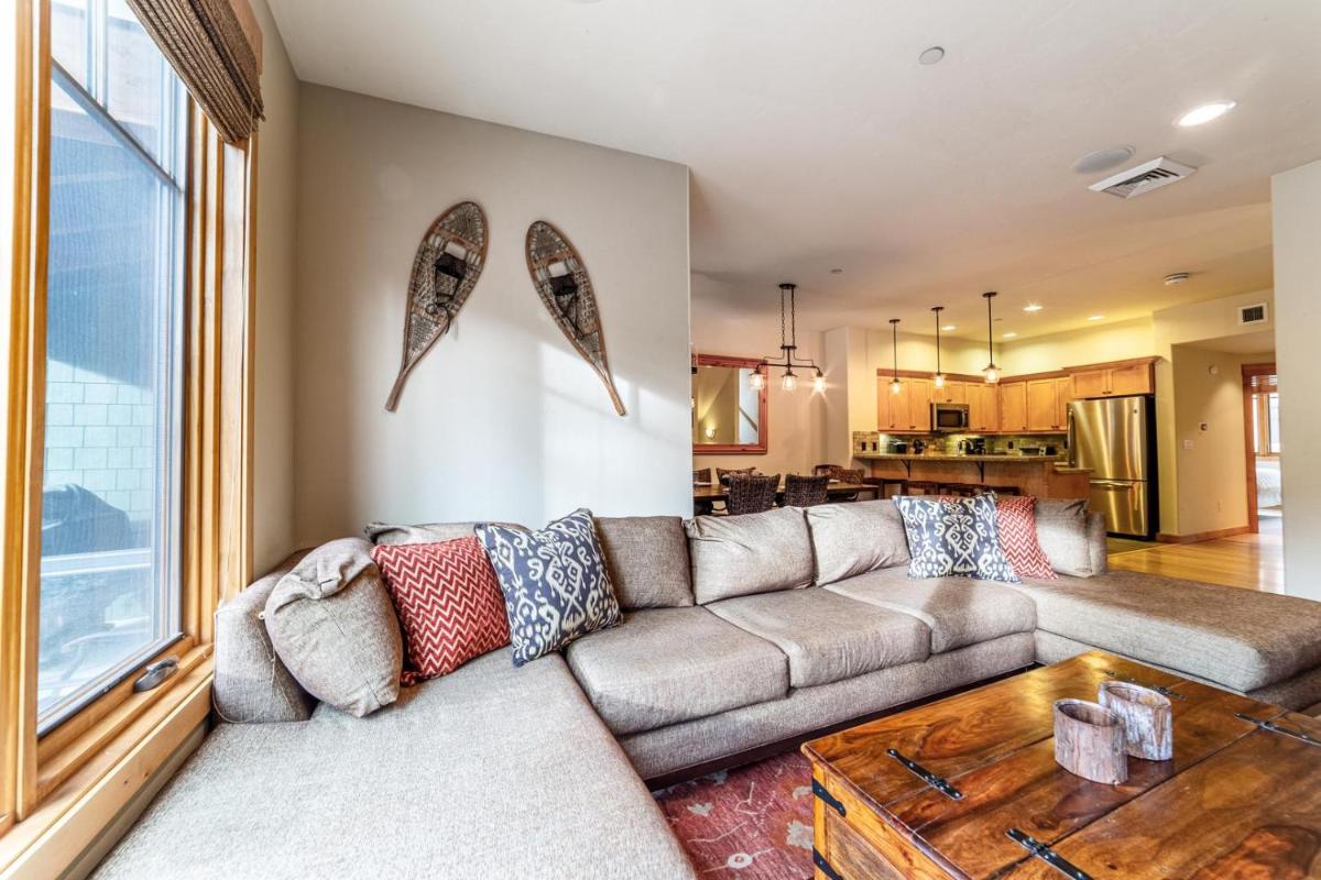 413 - Luxurious Townhome - Private Jacuzzi Patio view 2
