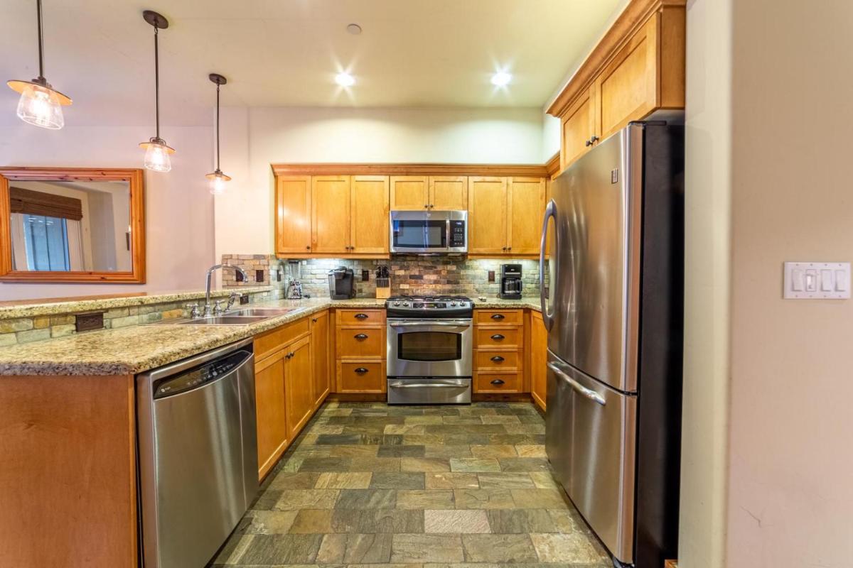 413 - Luxurious Townhome - Private Jacuzzi Patio view 5