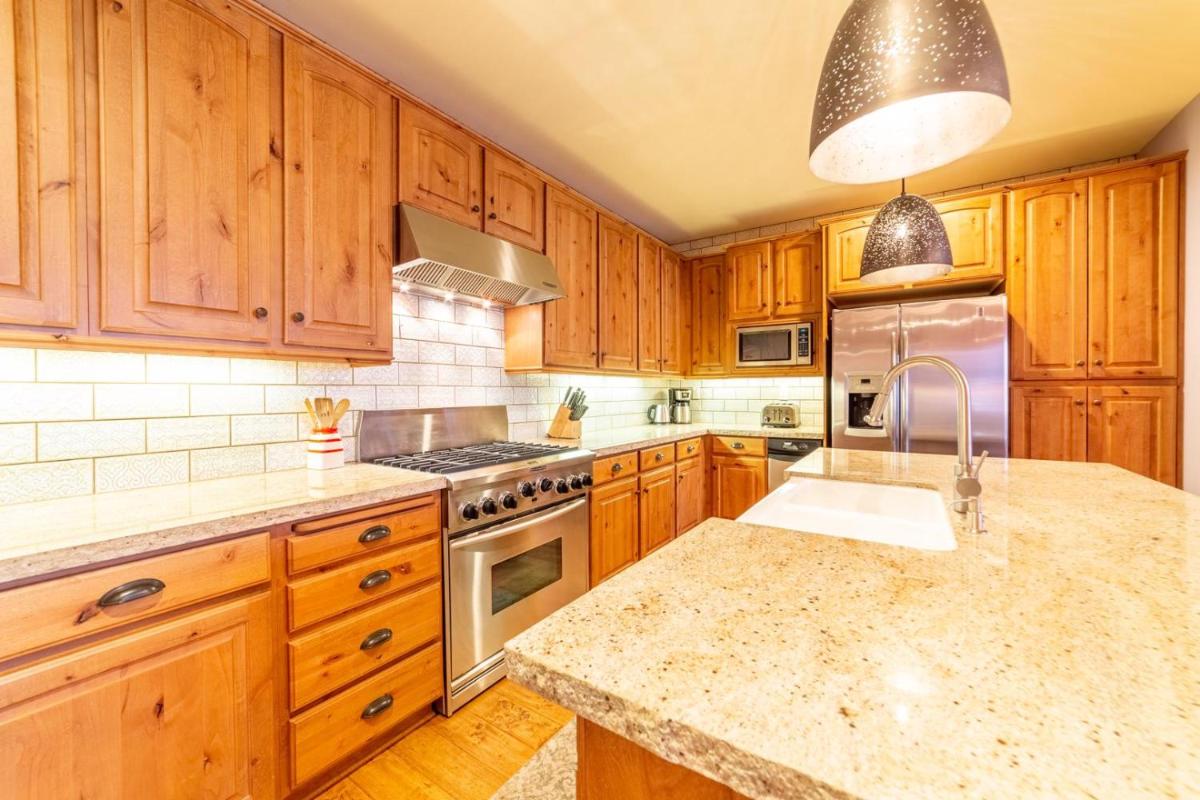 533- Snowcreek Old Western Style Townhome view 5