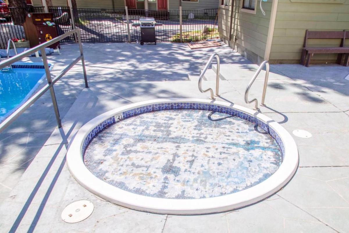 472 - Beautiful Mountain Townhome - Modern Amenities view 2
