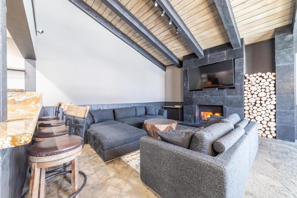 483 Steps to the Slopes Canyon Lodge - Cozy Renovated Mammoth Townhome view 3